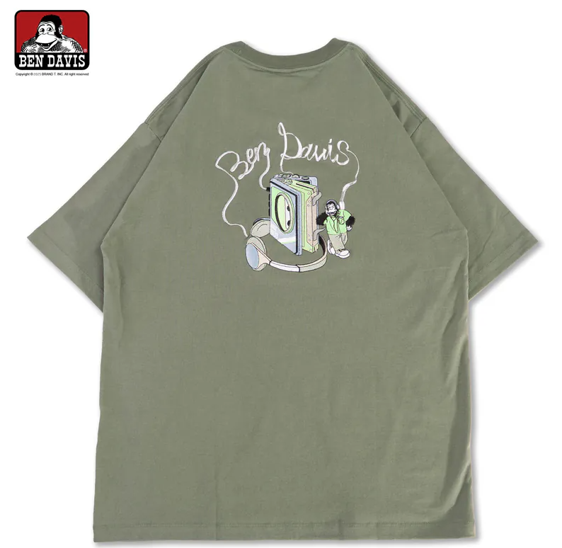 【 BEN DAVIS | 卡帶耳機刺繡圖短TEE - 橄欖綠 】