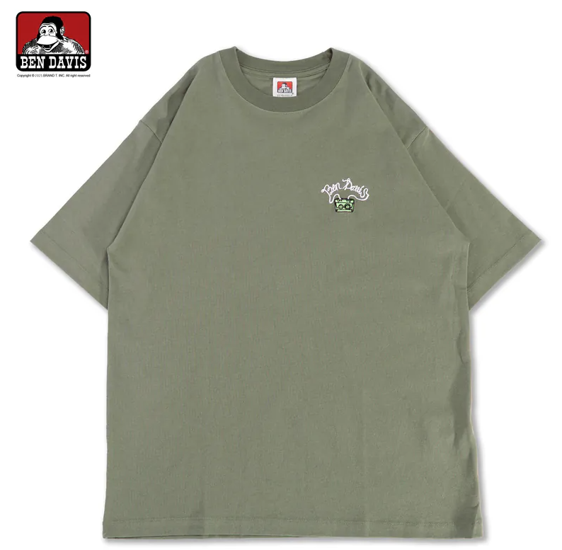 【 BEN DAVIS | 卡帶耳機刺繡圖短TEE - 橄欖綠 】