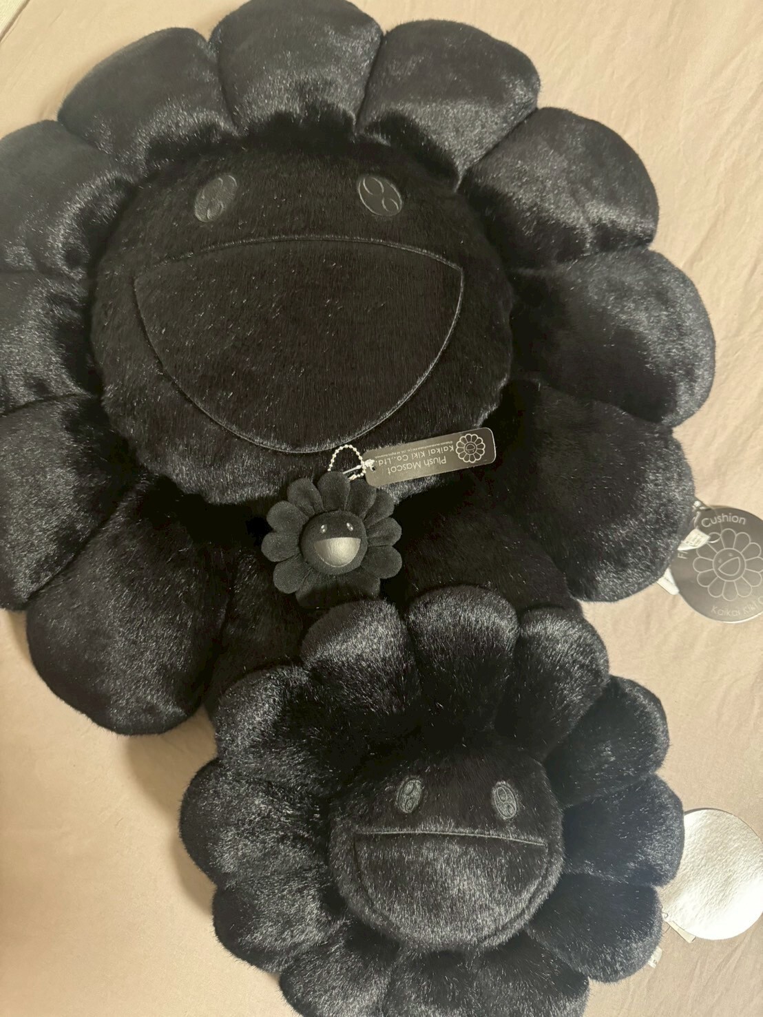 村上隆 限定新色 暗黑小花 黑魂吊飾 別針