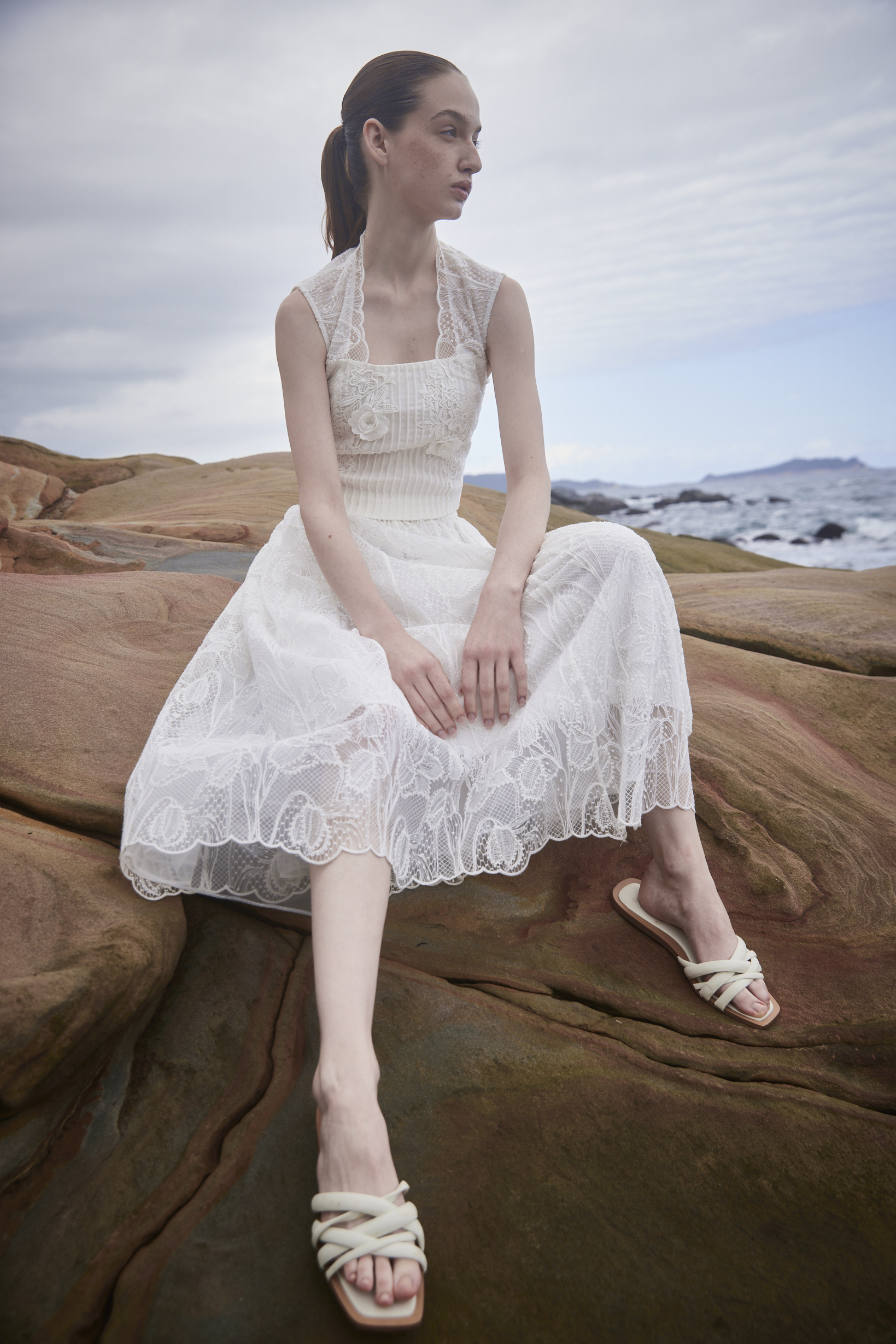 BE10119A1 刺繡蕾絲馬甲上衣