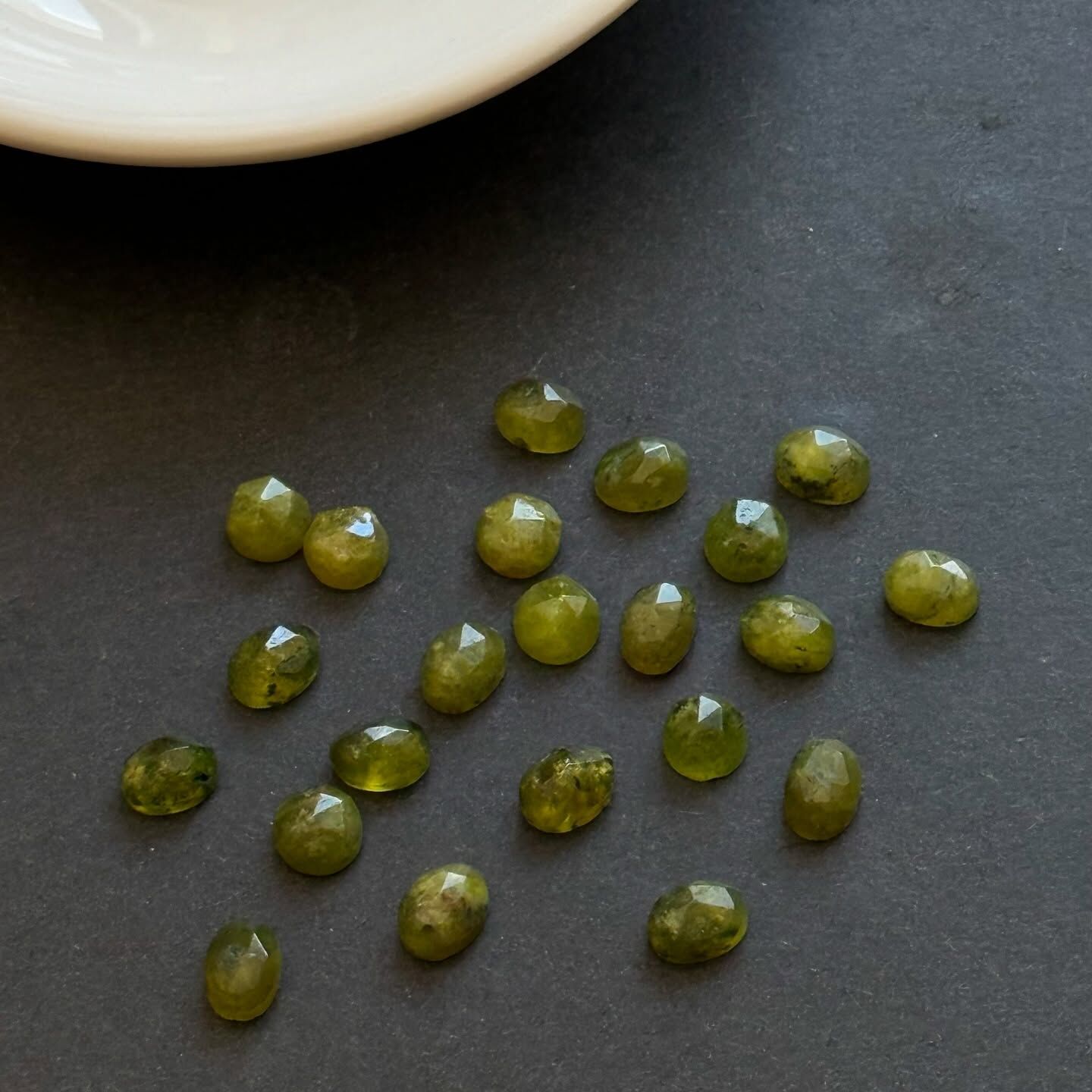 [原石] 綠石榴石 水晶蛋面