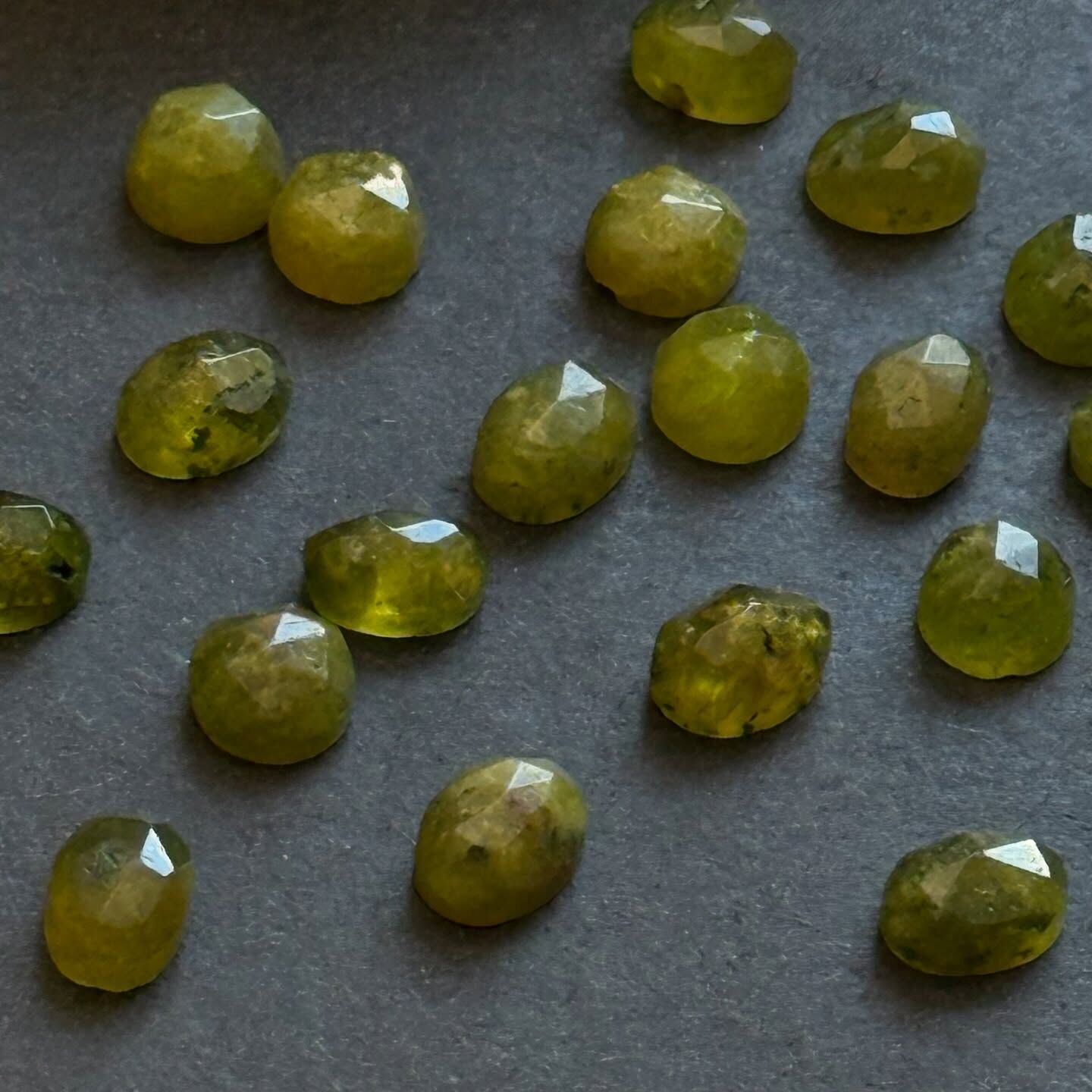 [原石] 綠石榴石 水晶蛋面