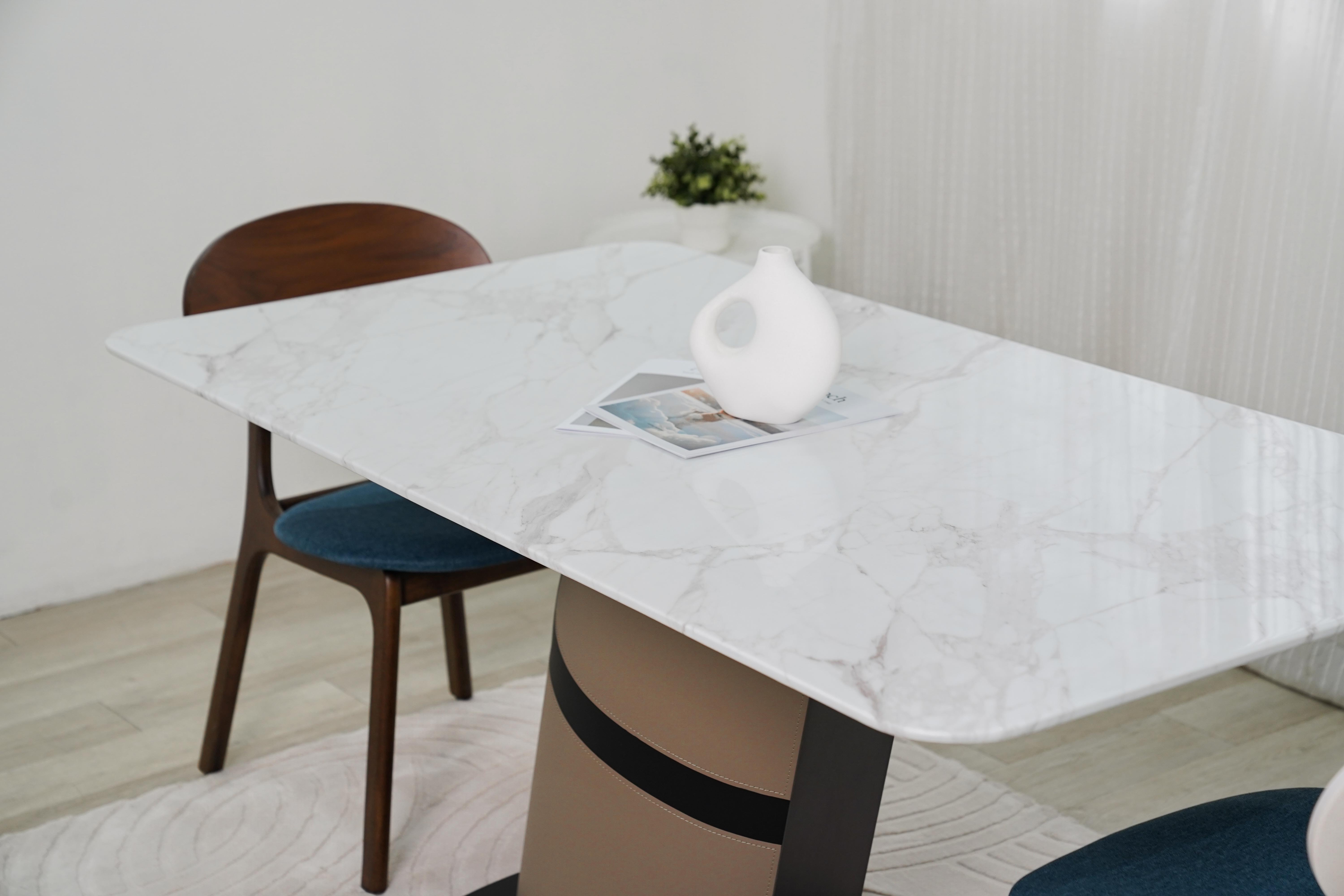 方圓 TA515 餐桌｜大理石 × 馬鞍皮 × 金屬