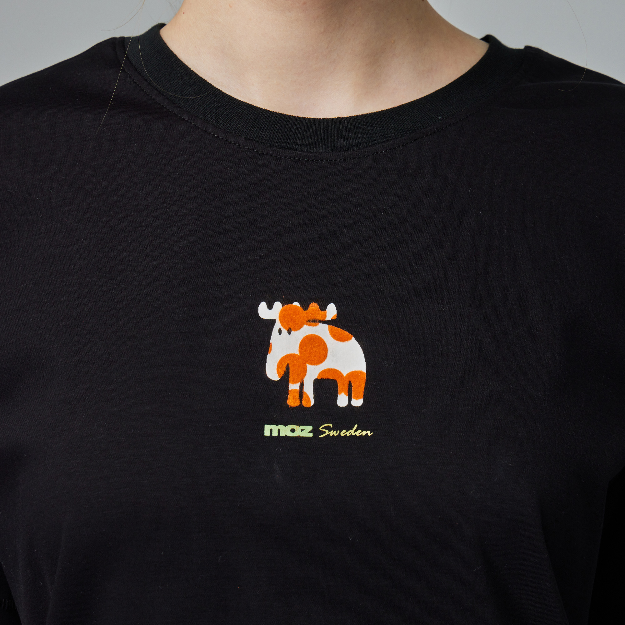 moz瑞典 植絨圓點駝鹿 冰河棉 100%純棉 涼感彈力T恤-經典黑(亞洲版)女款