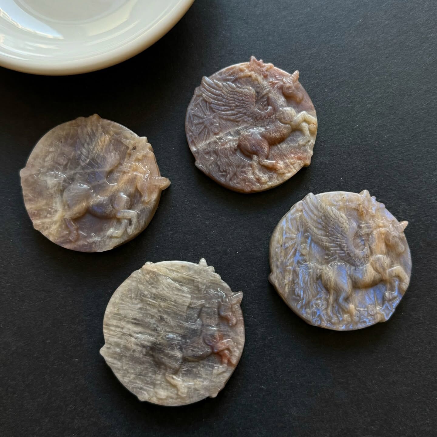 [原石] 日月同輝石（月光石共生太陽石）獨角獸 水晶雕刻件