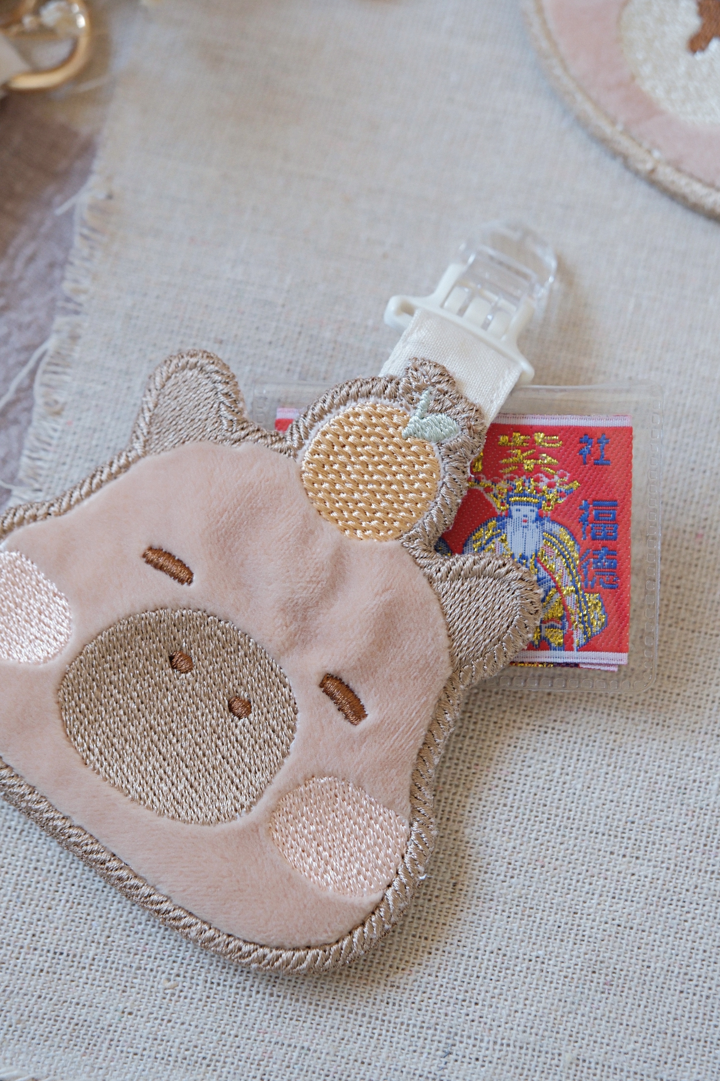 Hi Y.P store-刺繡平安符袋-獨家設計-卡皮巴拉