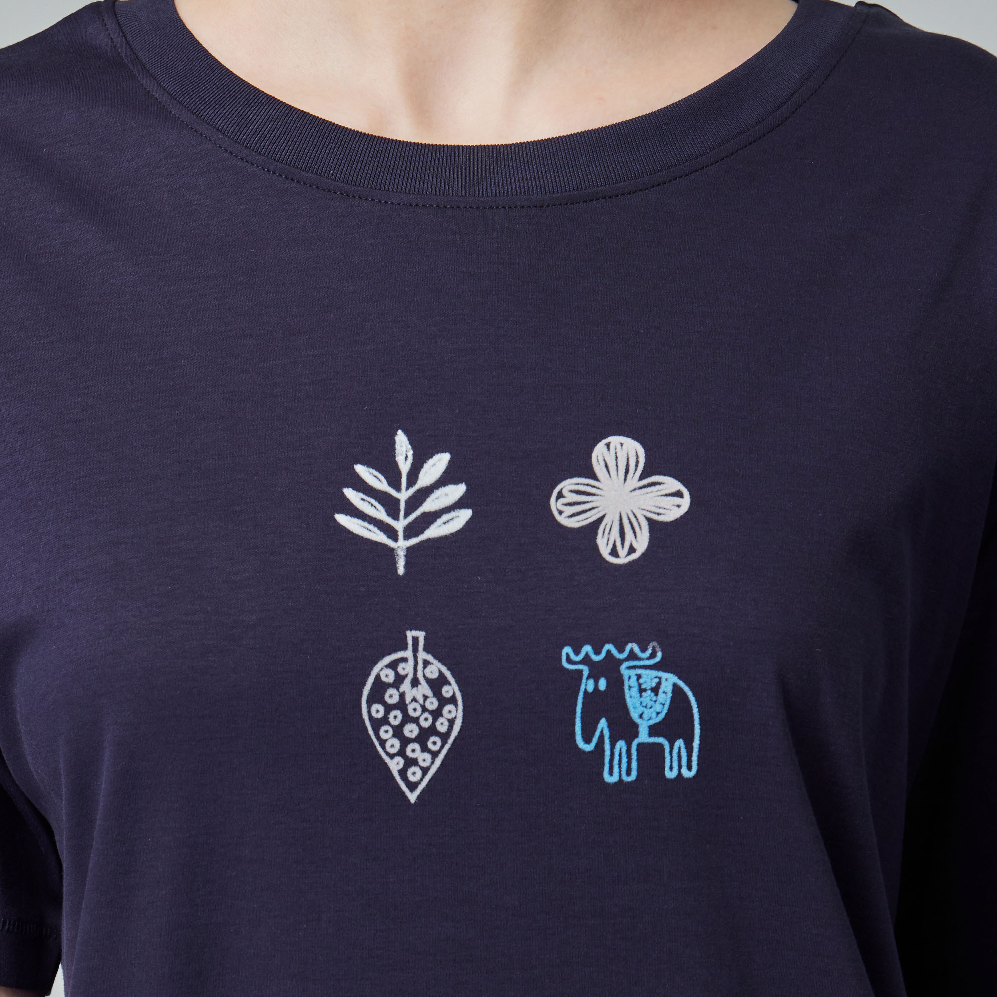 moz瑞典 植絨森林駝鹿 冰河棉 100%純棉 涼感彈力T恤-藏青(亞洲版)女款