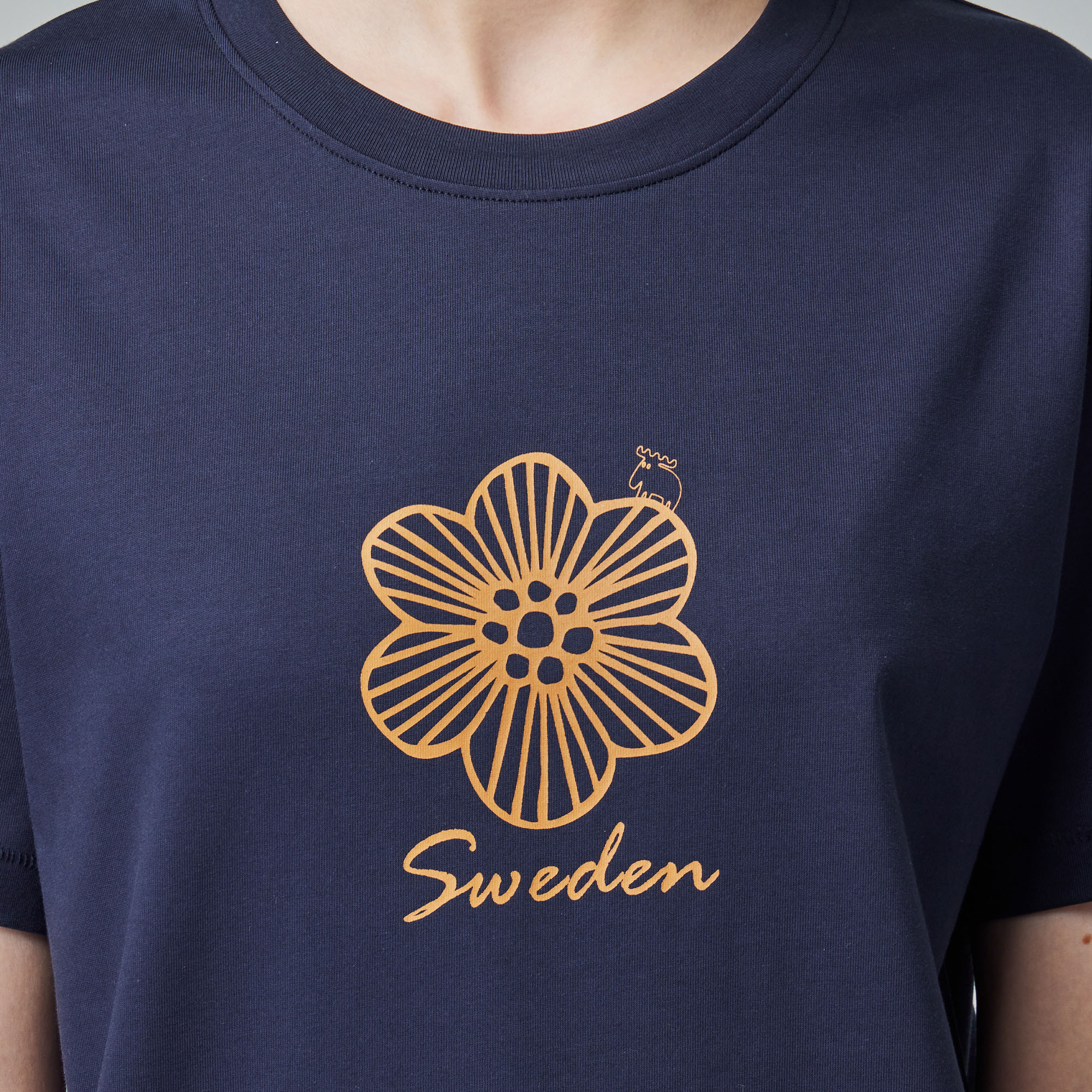 moz瑞典 春語駝鹿 冰河棉 100%純棉 涼感彈力厚版T恤-藏青(亞洲版)女款