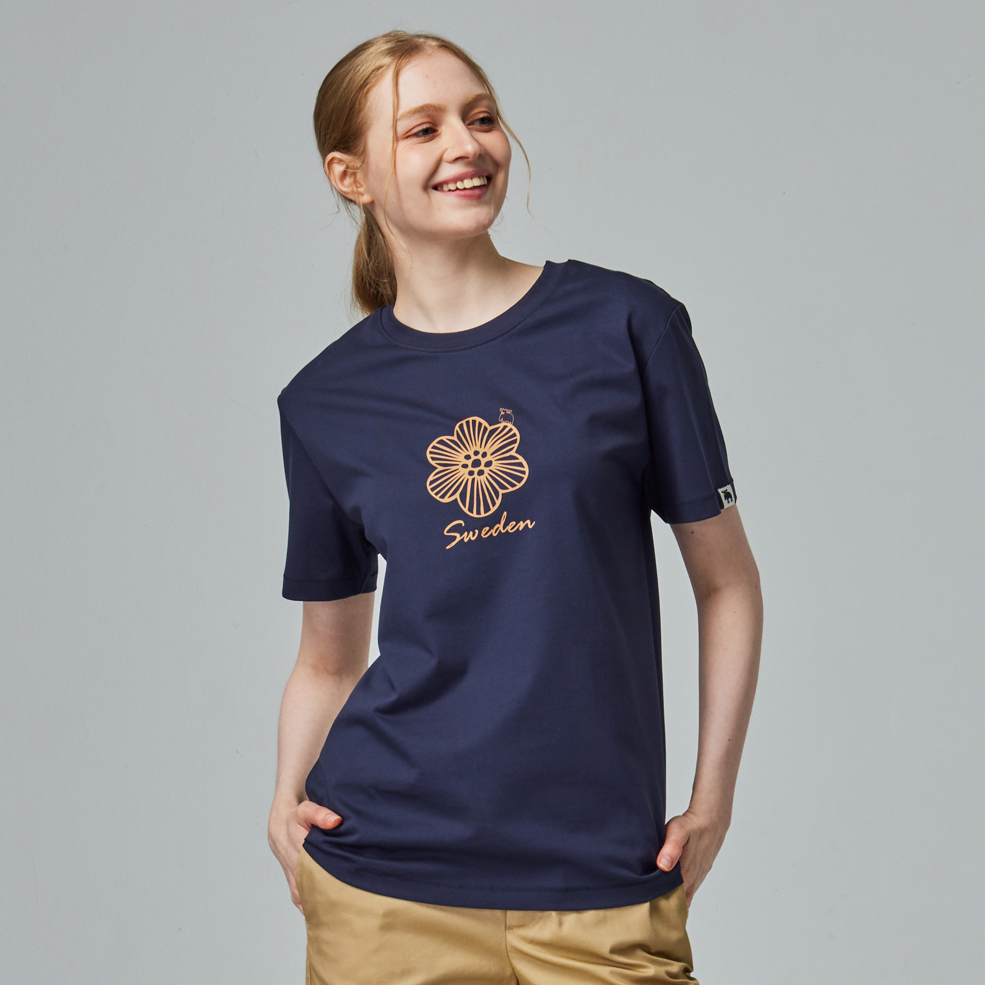 moz瑞典 春語駝鹿 冰河棉 100%純棉 涼感彈力厚版T恤-藏青(亞洲版)女款