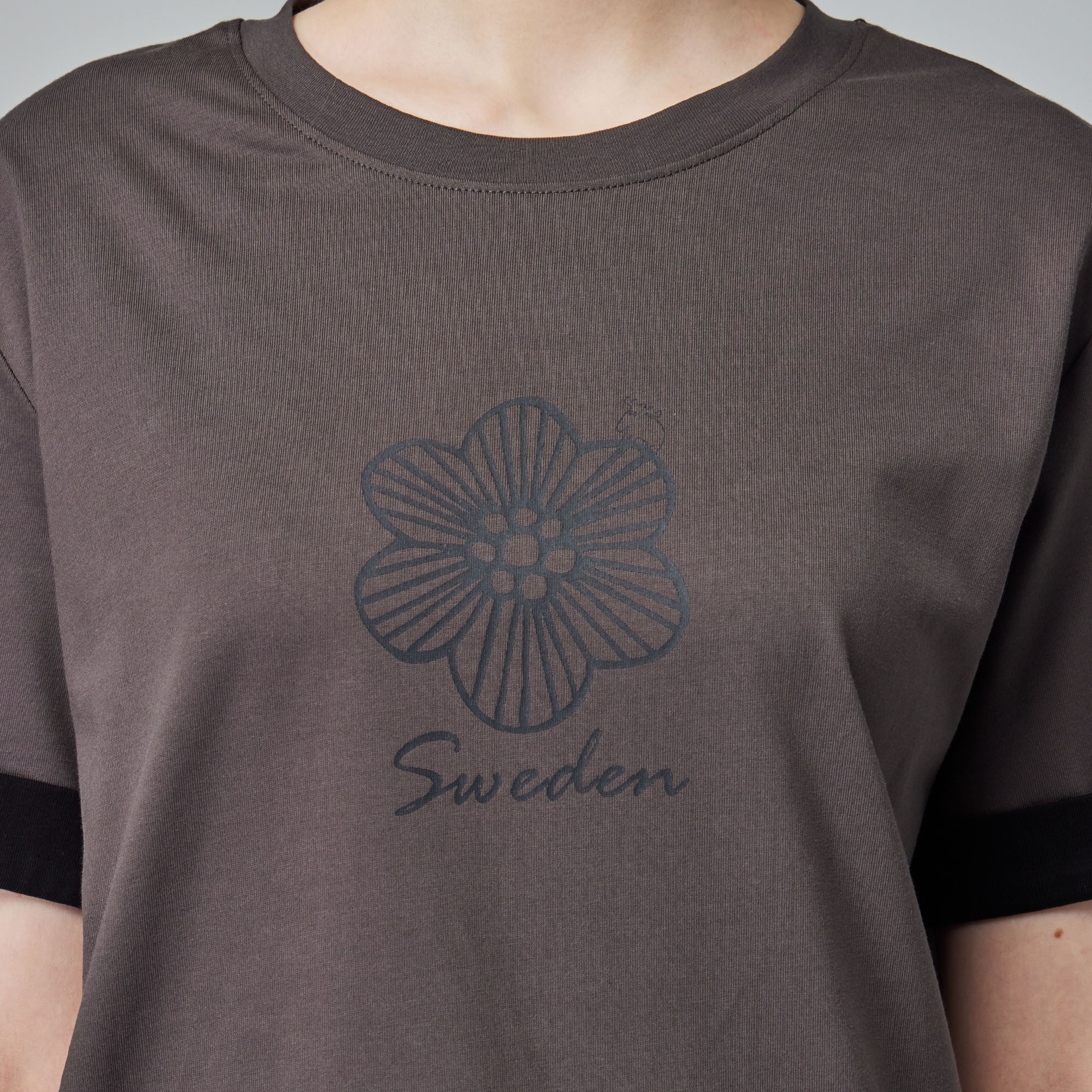 moz瑞典 春語駝鹿 冰河棉 100%純棉 涼感彈力厚版T恤-袖口反摺刺繡-深灰(亞洲版)女款