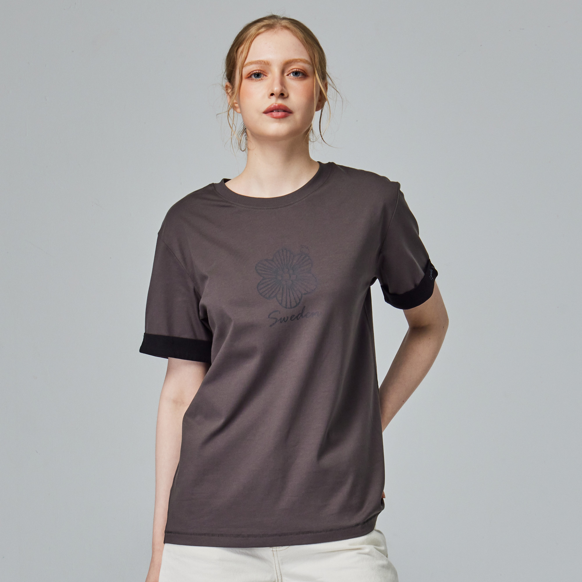 moz瑞典 春語駝鹿 冰河棉 100%純棉 涼感彈力厚版T恤-袖口反摺刺繡-深灰(亞洲版)女款