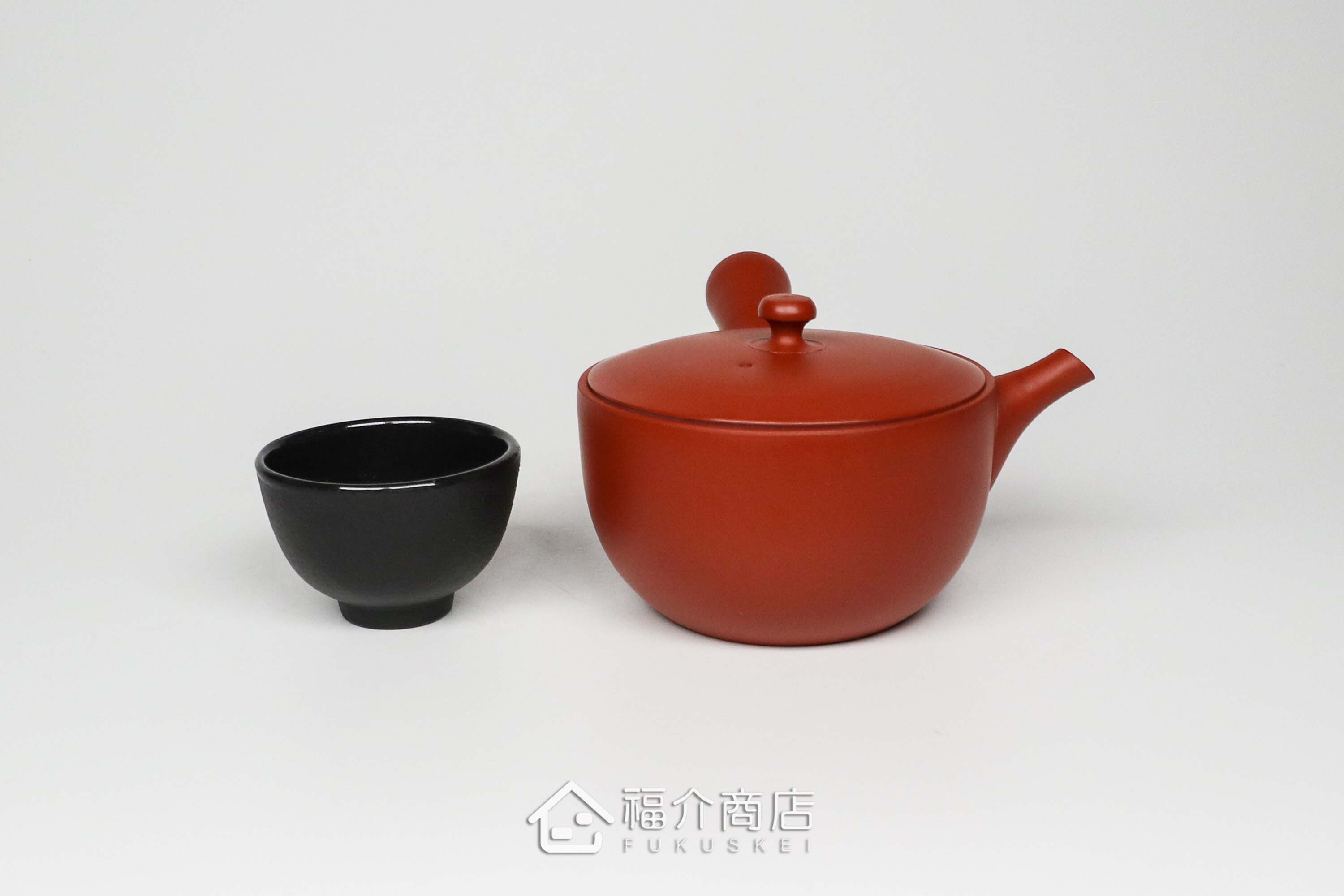 泡茶用的日本陶瓷茶壺與鑄鐵杯