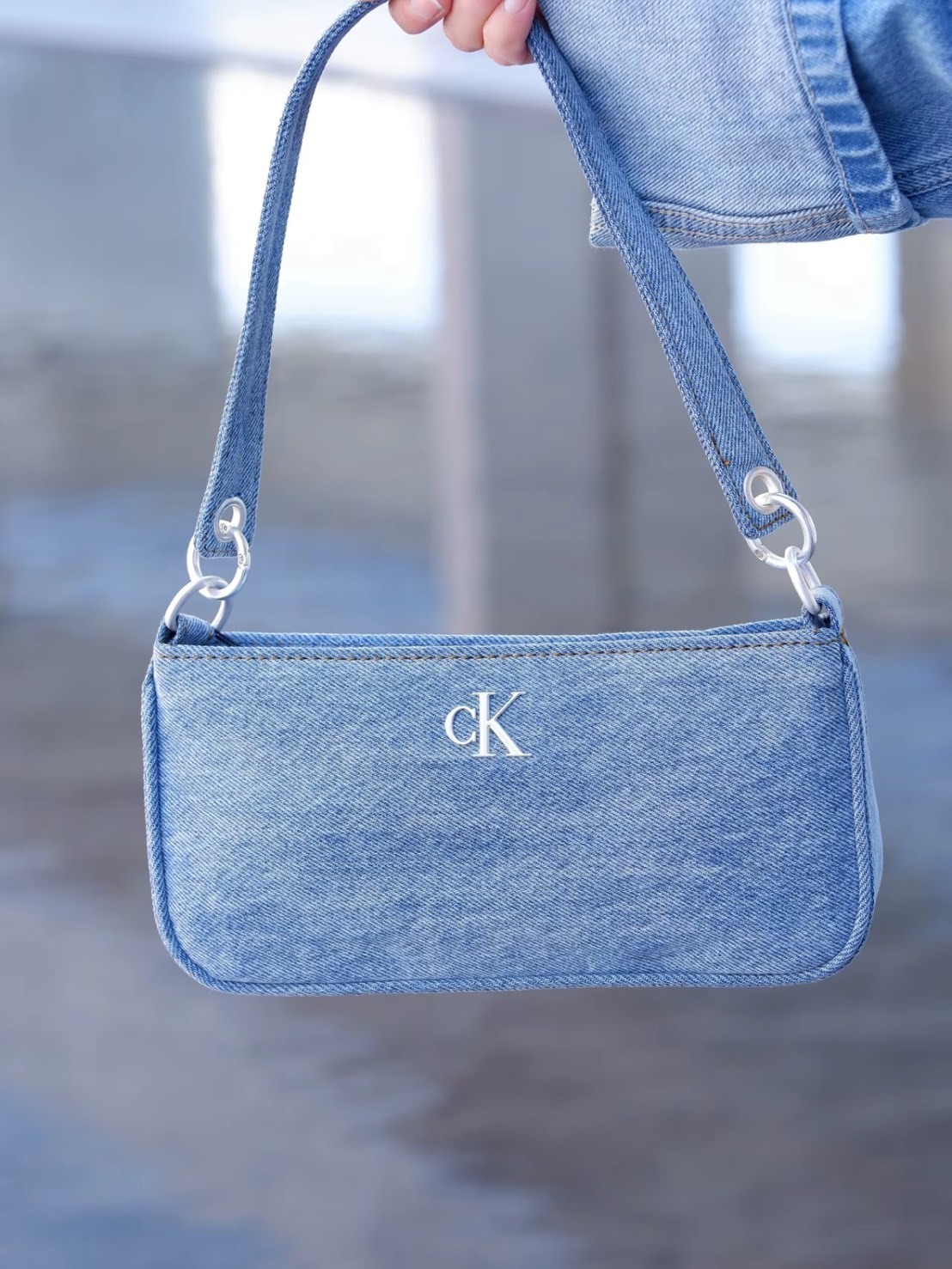 CALVIN KLEIN 淺牛仔腋下包