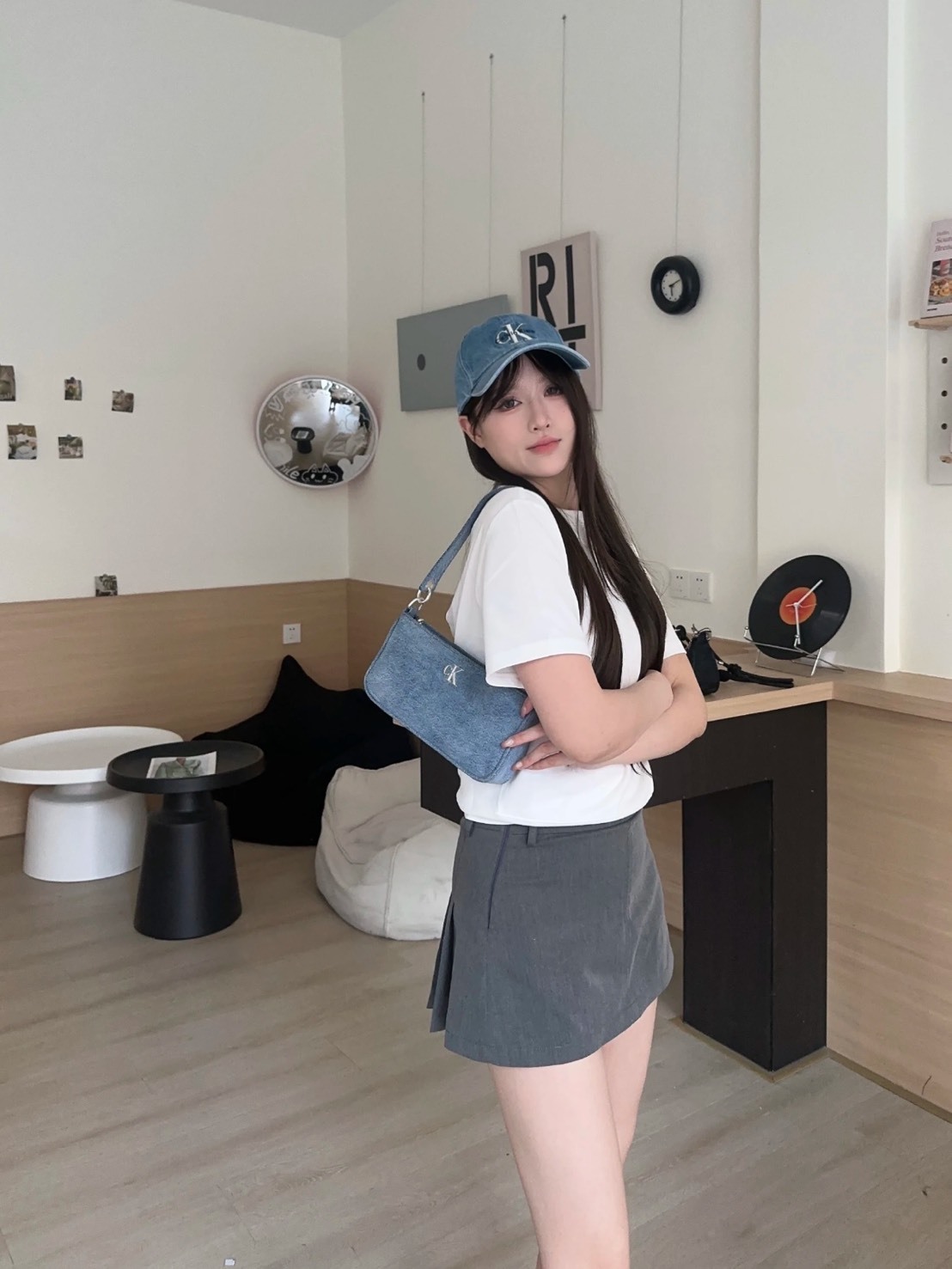 CALVIN KLEIN 淺牛仔腋下包