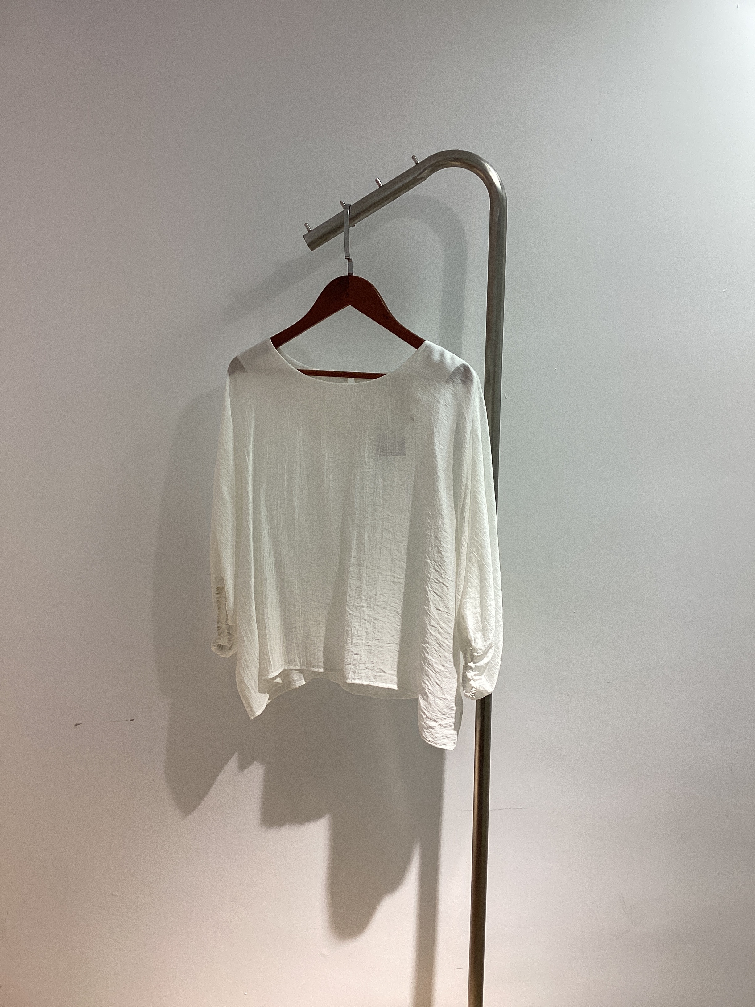 皺皺質地，飄飄中袖白色上衣