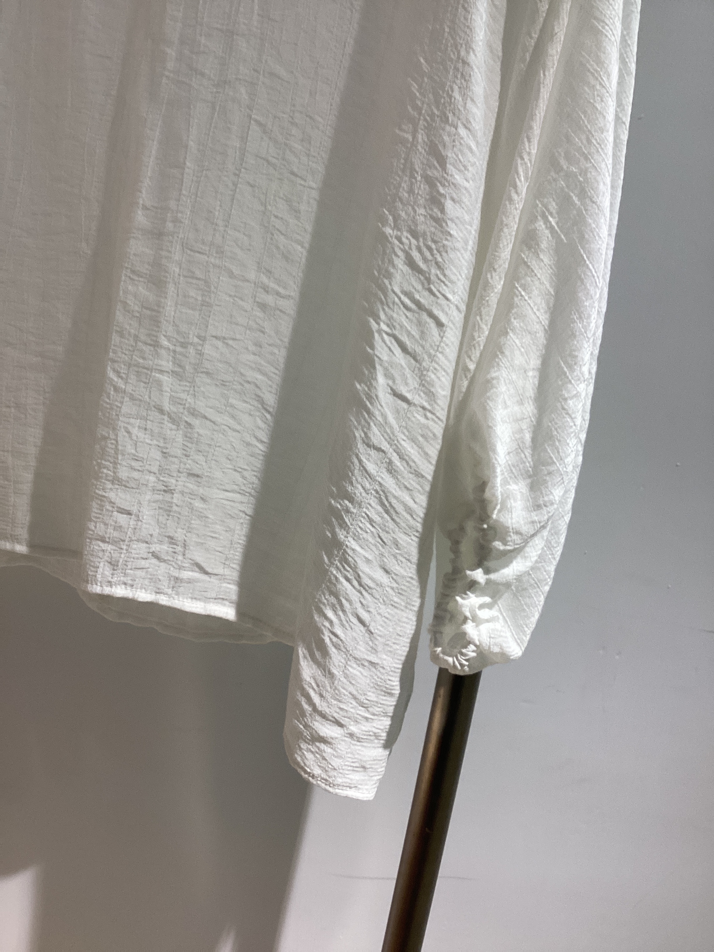 皺皺質地，飄飄中袖白色上衣