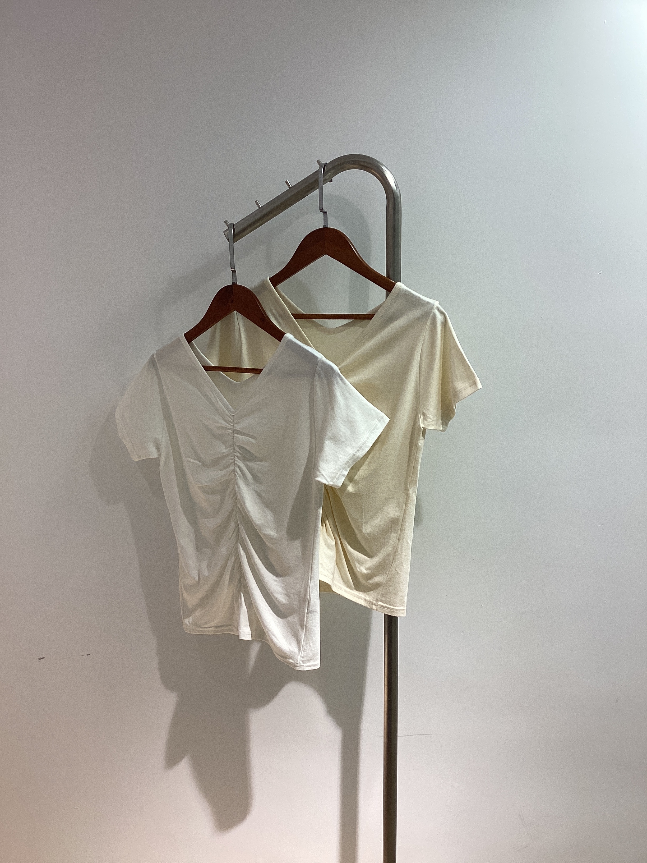 軟綿綿質地，V領皺褶 Tee