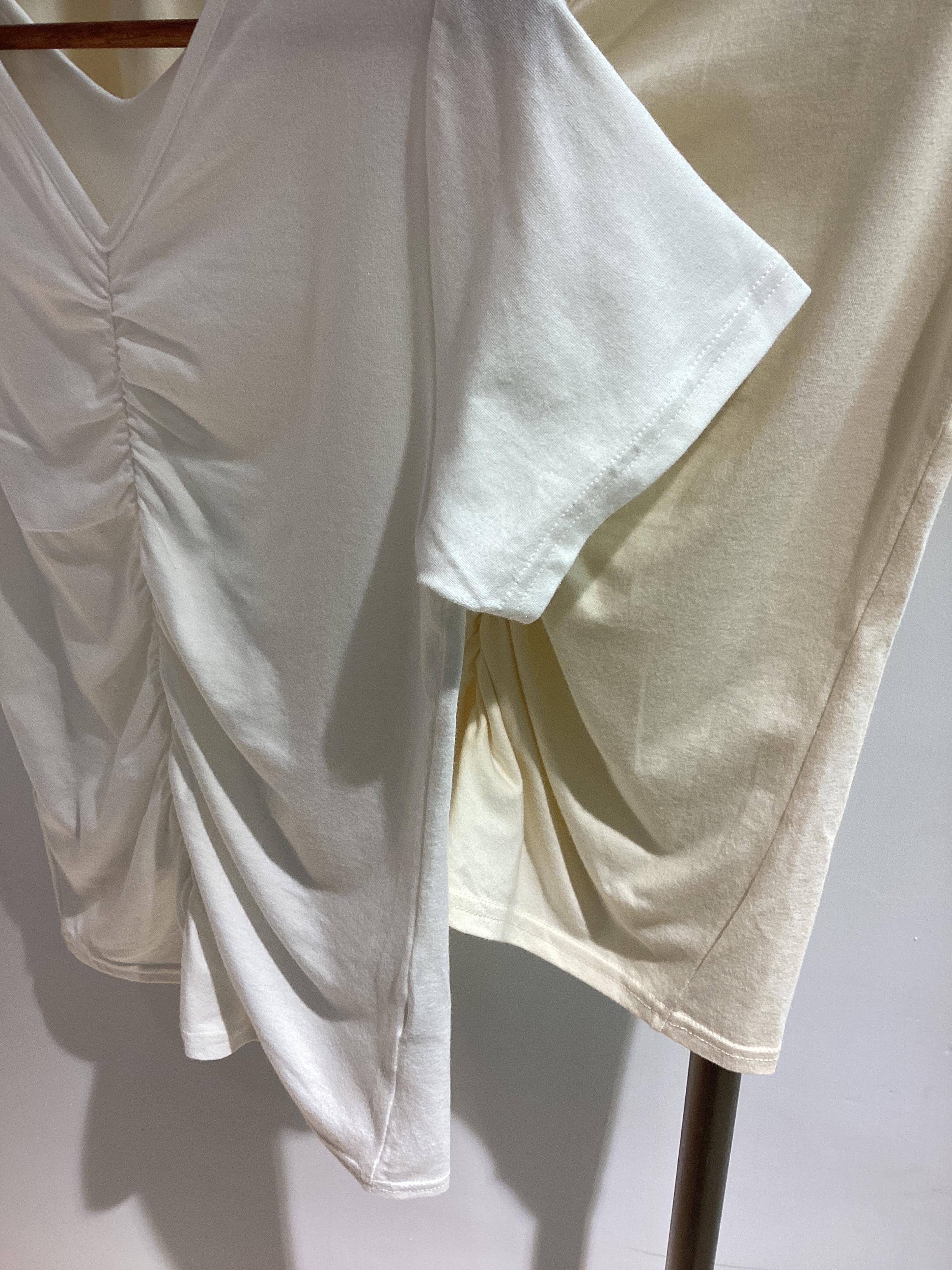 軟綿綿質地，V領皺褶 Tee