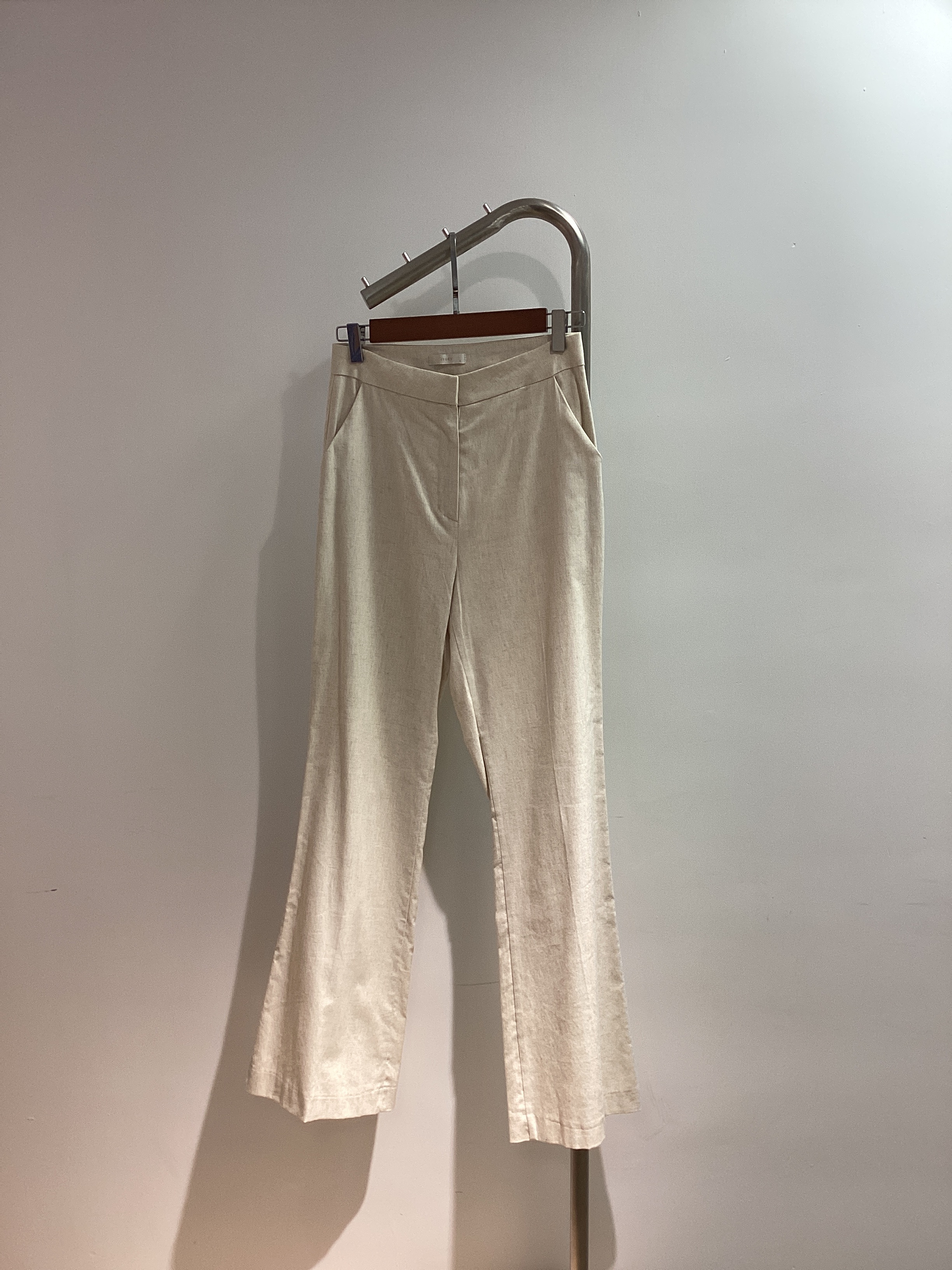 棉麻質地，小喇叭款西褲