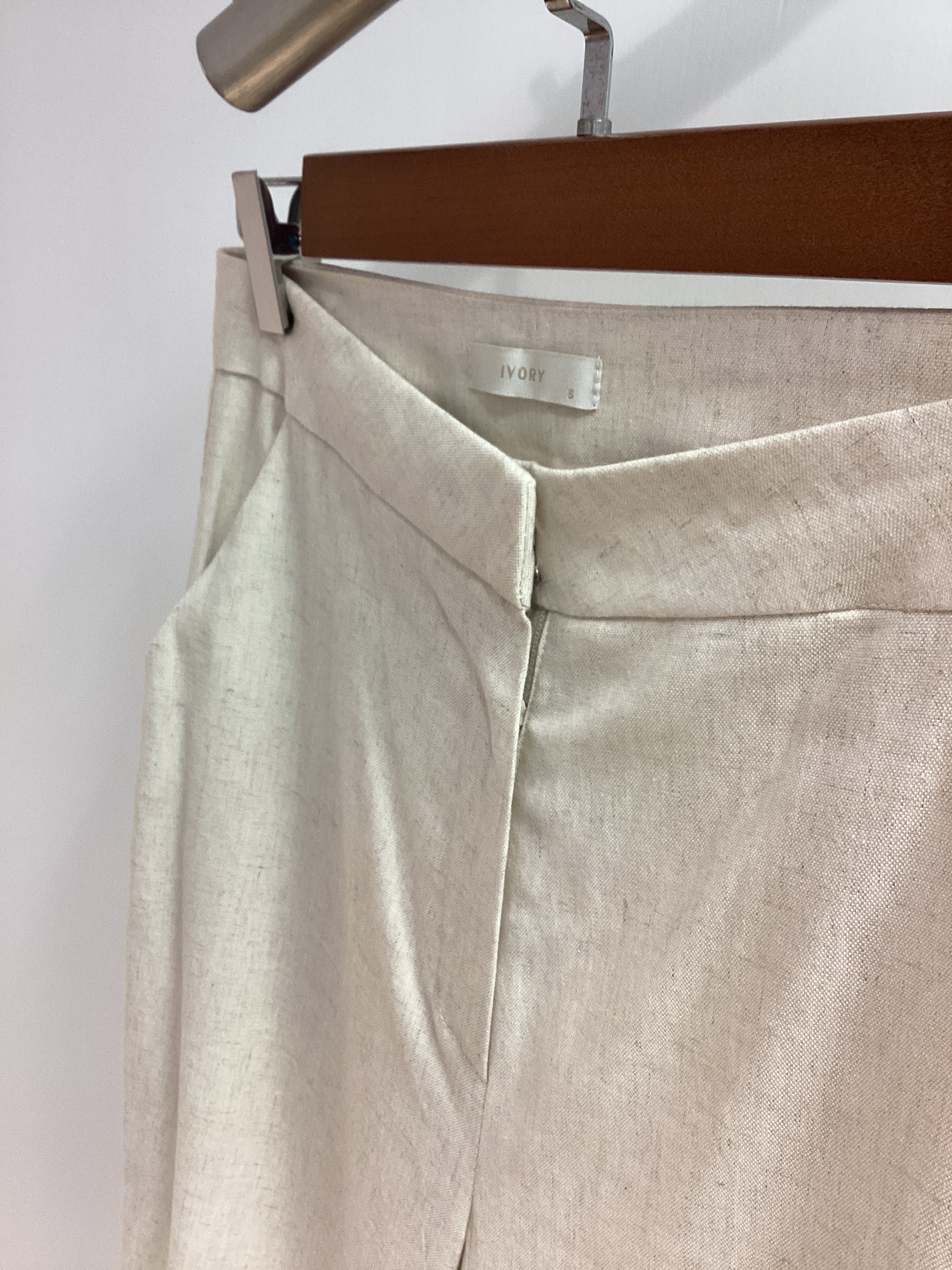 棉麻質地，小喇叭款西褲