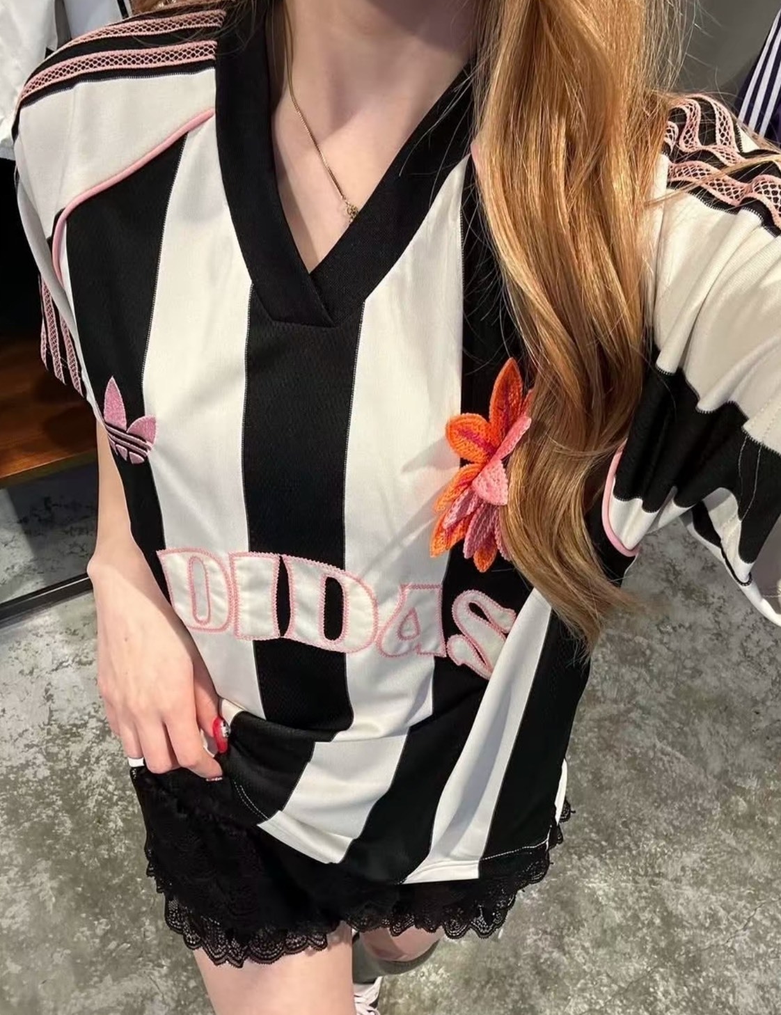 adidas 條紋V領寬鬆短袖Tee 女款 神奇白