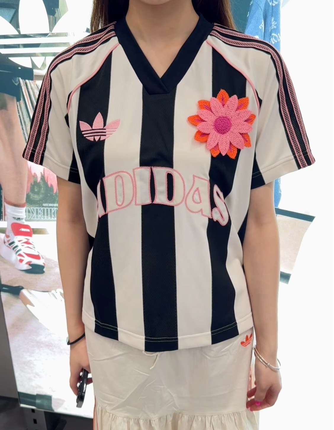 adidas 條紋V領寬鬆短袖Tee 女款 神奇白