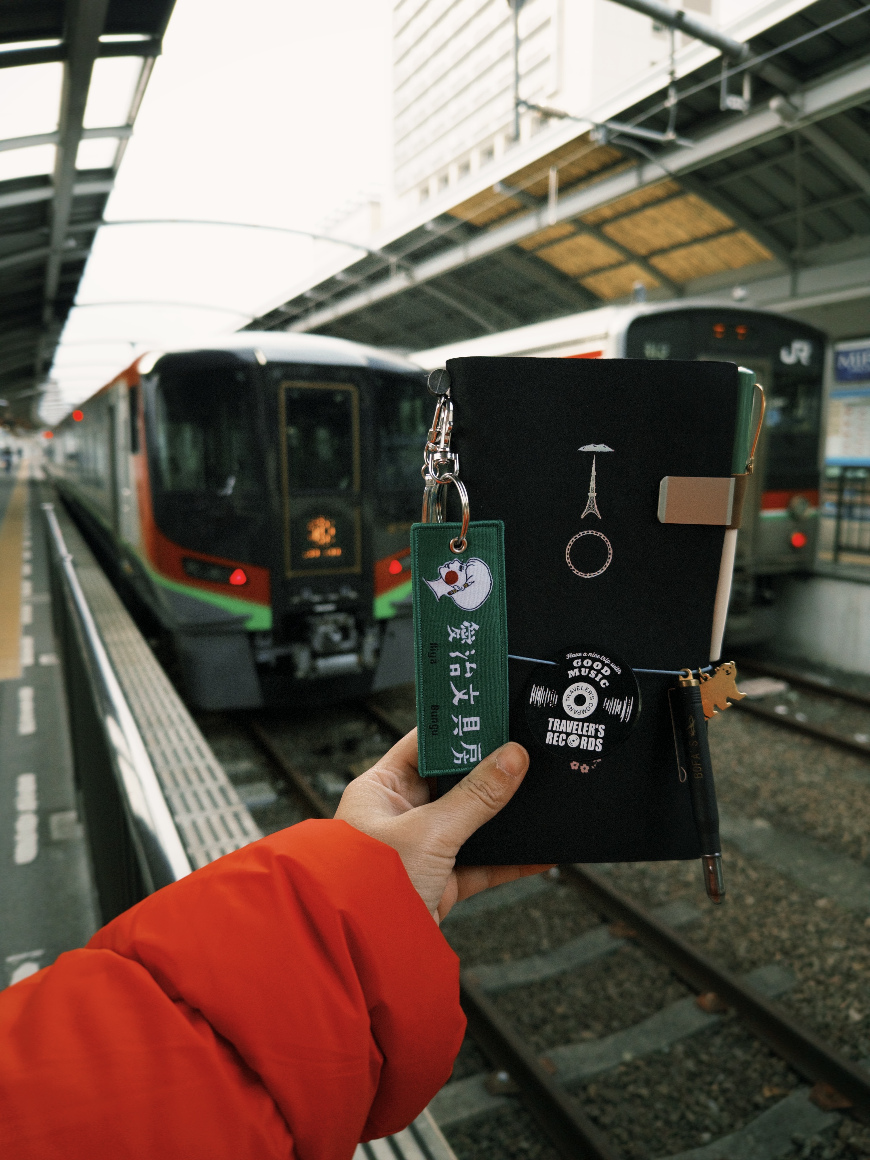 愛治8週年紀念 飛行飄帶鑰匙圈｜愛治文具房