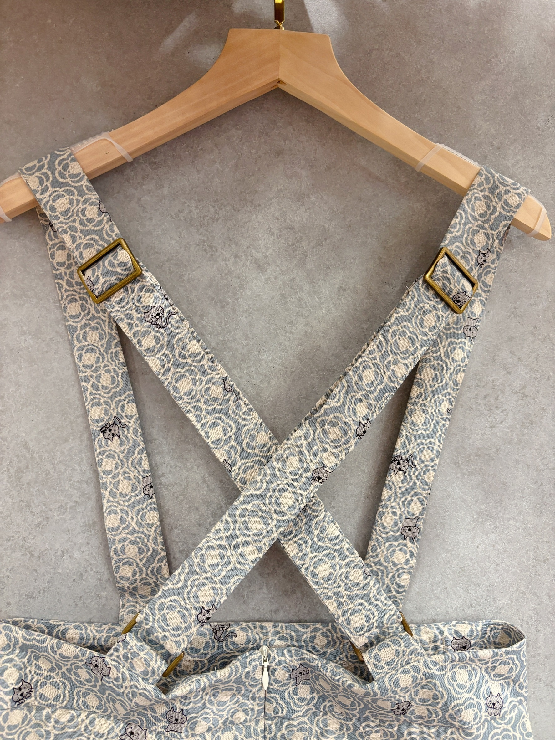 藍花朵灰貓 媽咪吊帶長窄裙