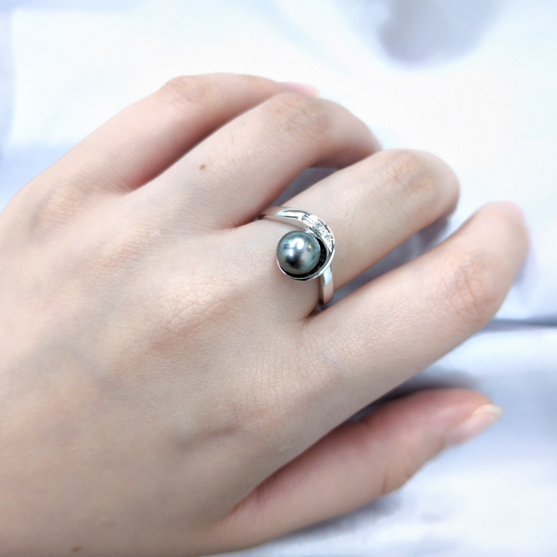 18K White Gold 0.02ct Diamond and Pearl Ring