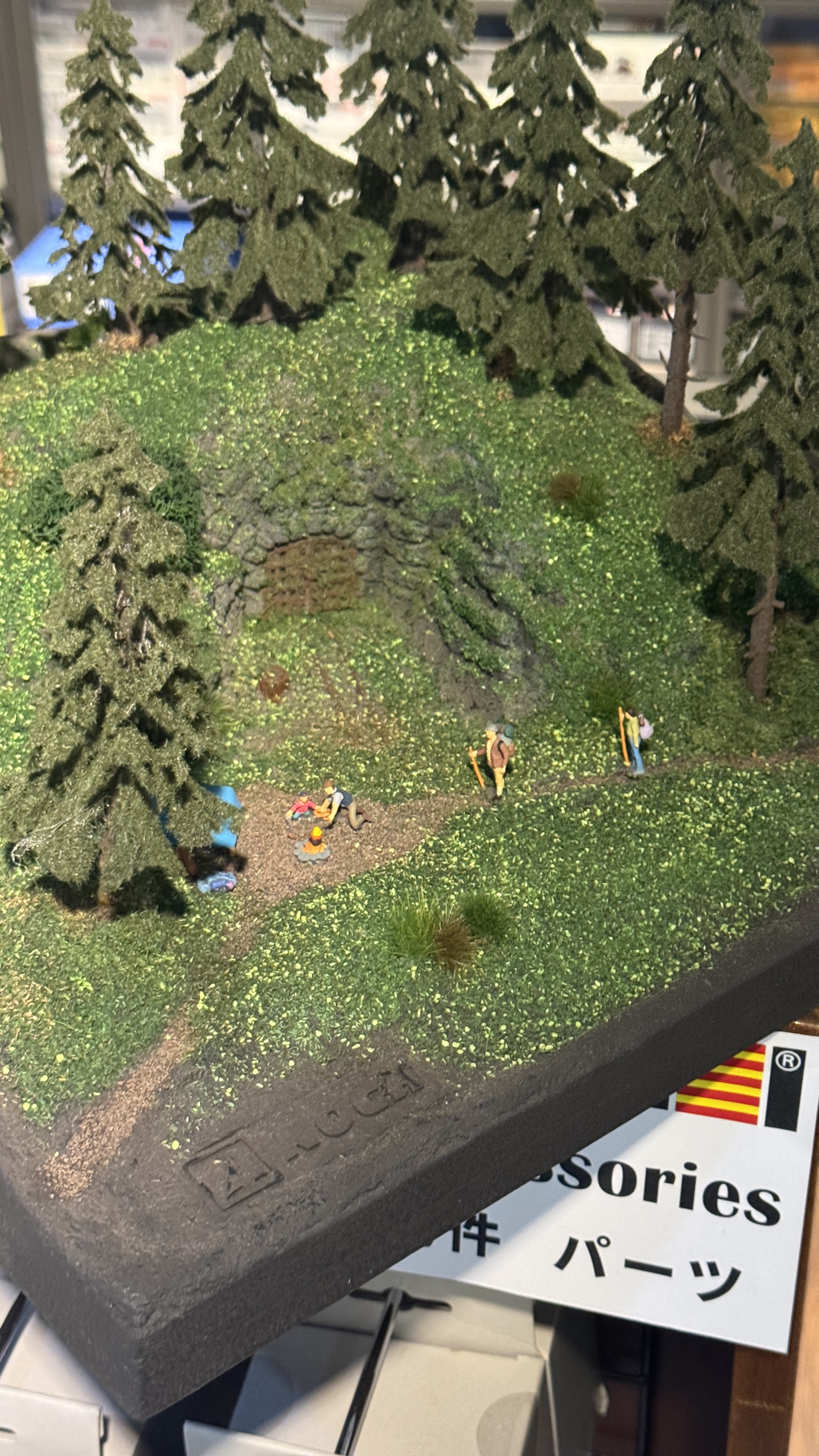 中型景 HO規 廢棄坑道前的露營時光