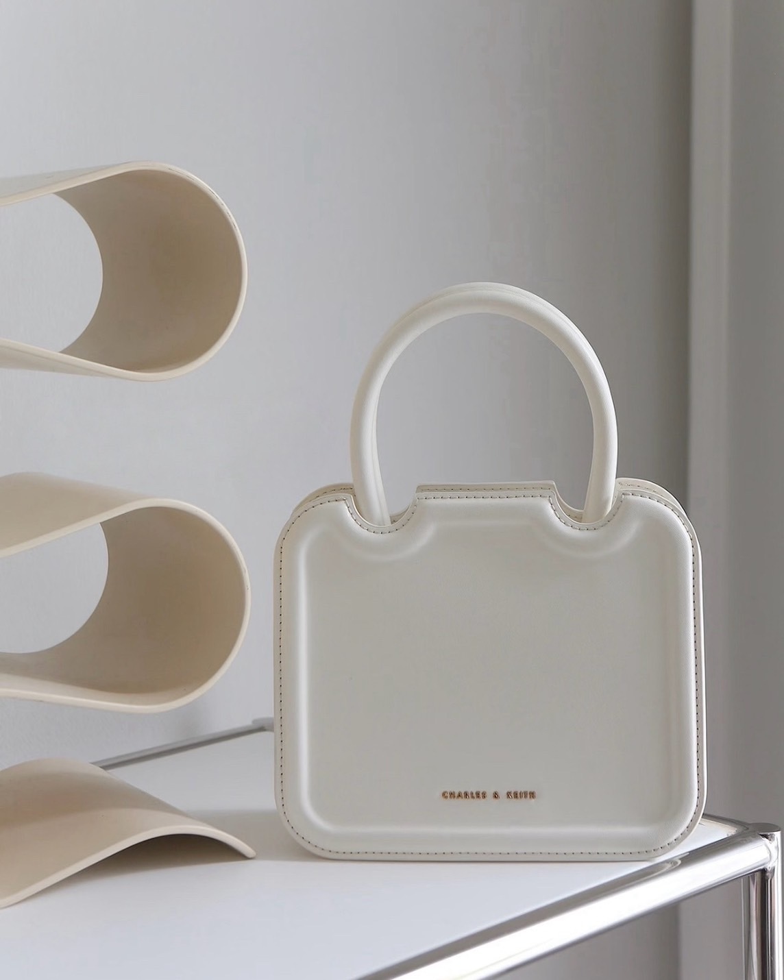 <現貨>Charles & Keith 小CK Perline 硬殼手提包 餅乾包 白色