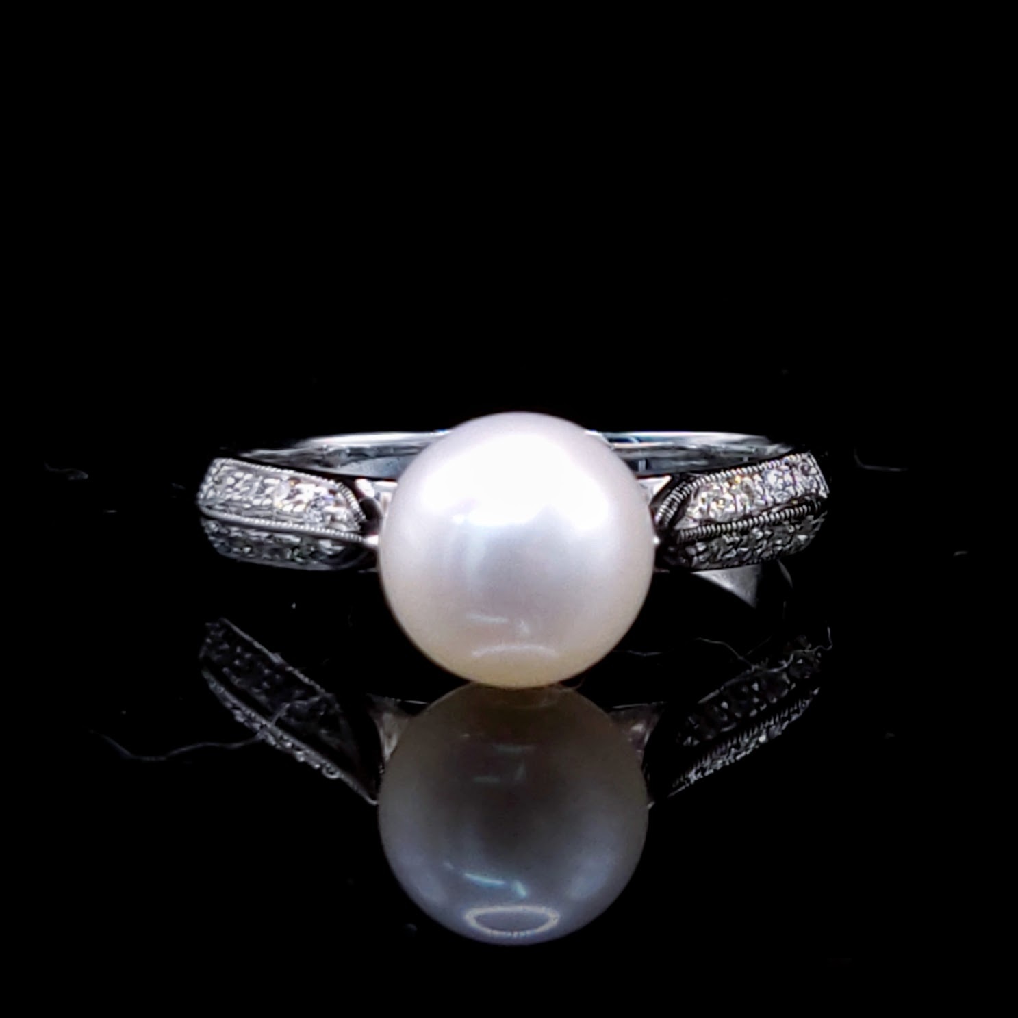 18K White Gold 0.12ct Diamond and Pearl Ring