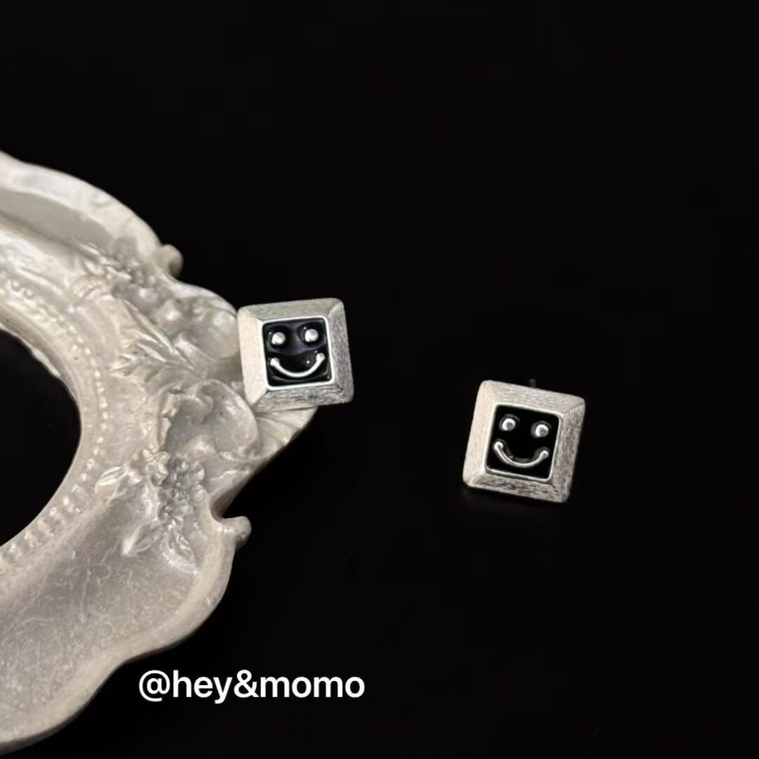 HM4315 925銀磨砂拉絲黑釉笑臉方形耳環