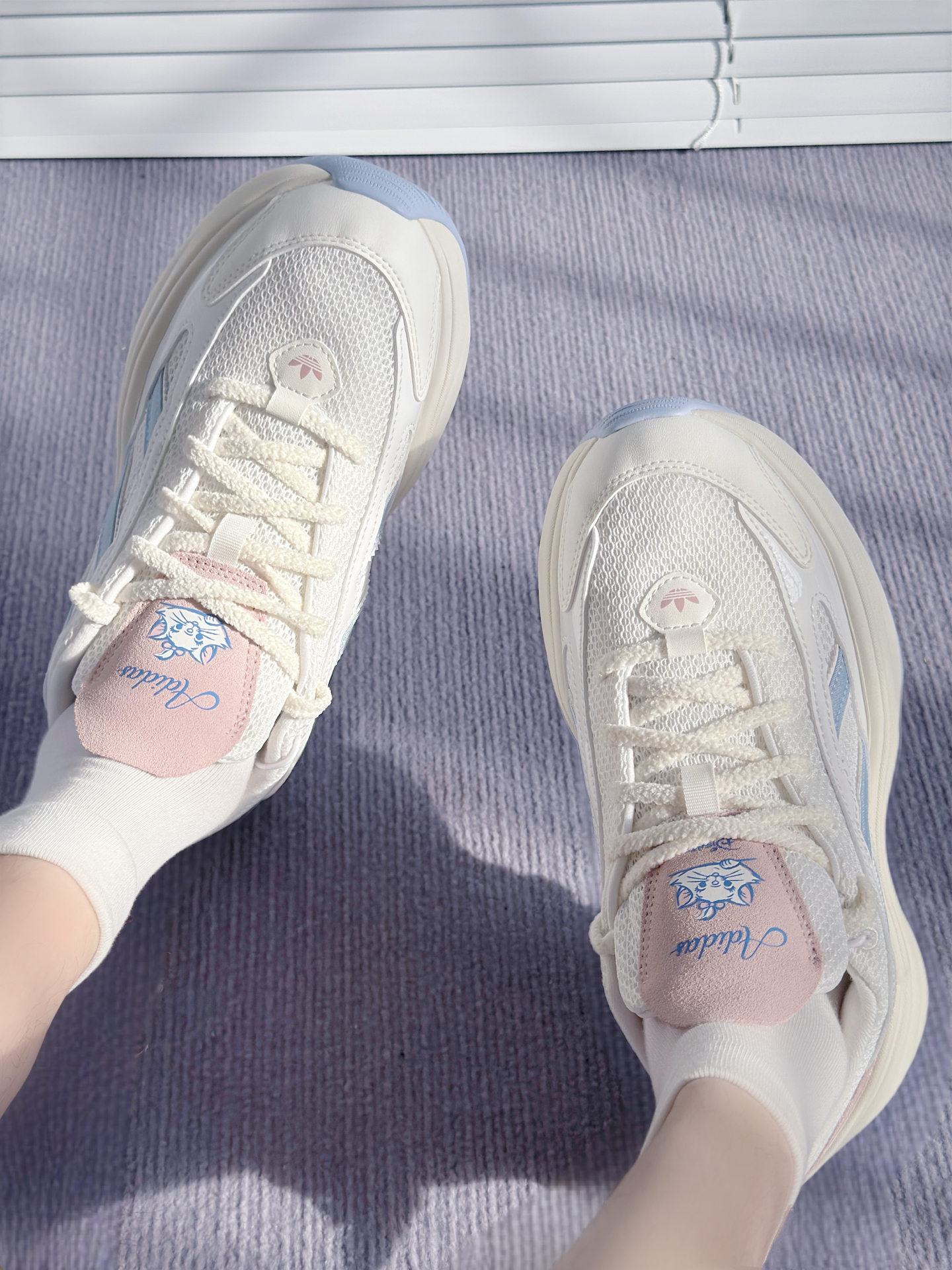 Adidas Originals Ozgaia x 迪士尼 貓兒歷險記 瑪麗喵 米白色 水藍色 粉色 蝴蝶結 厚底 老爹鞋 慢跑鞋 JR4240/預購