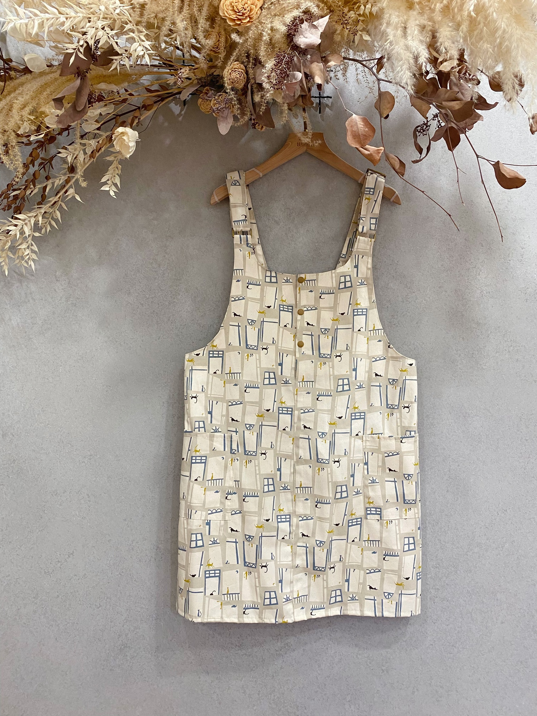 窗台貓咪 媽咪大U吊帶短裙