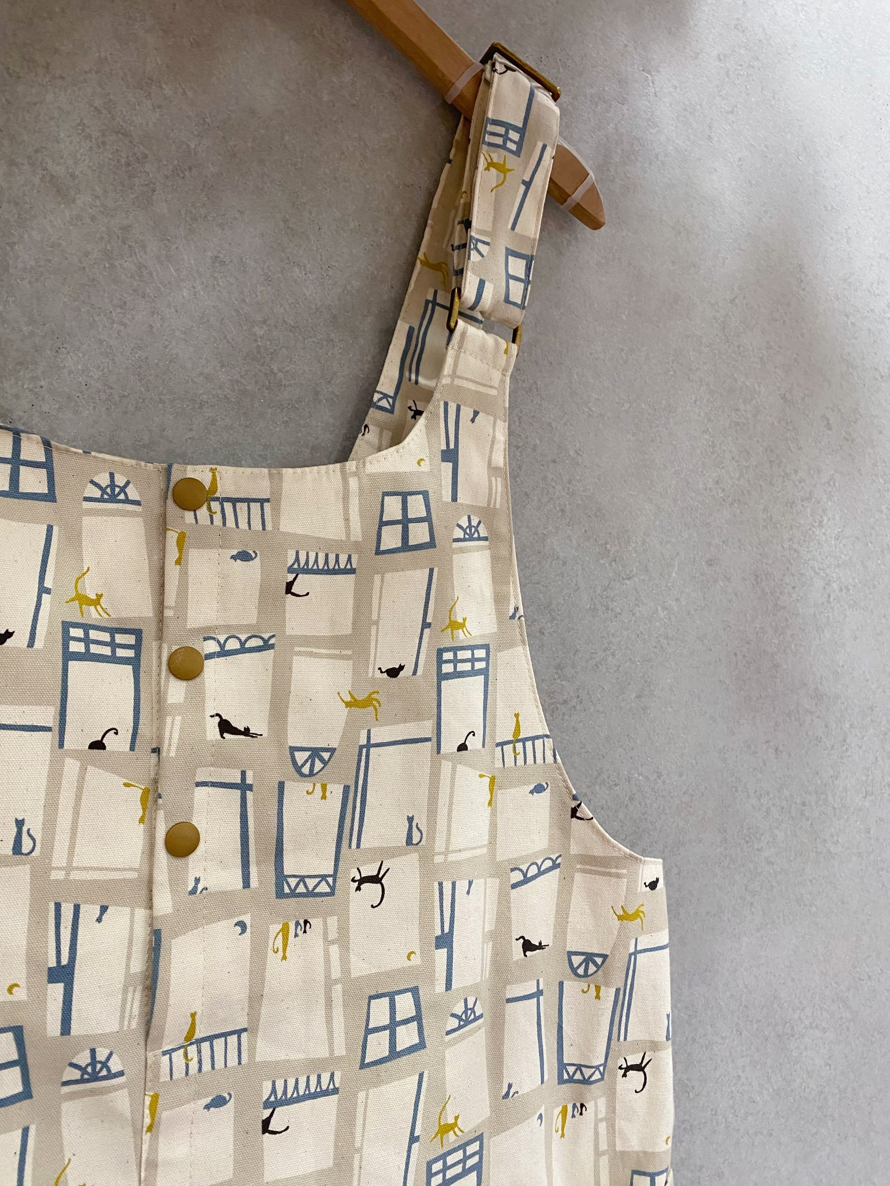 窗台貓咪 媽咪大U吊帶短裙