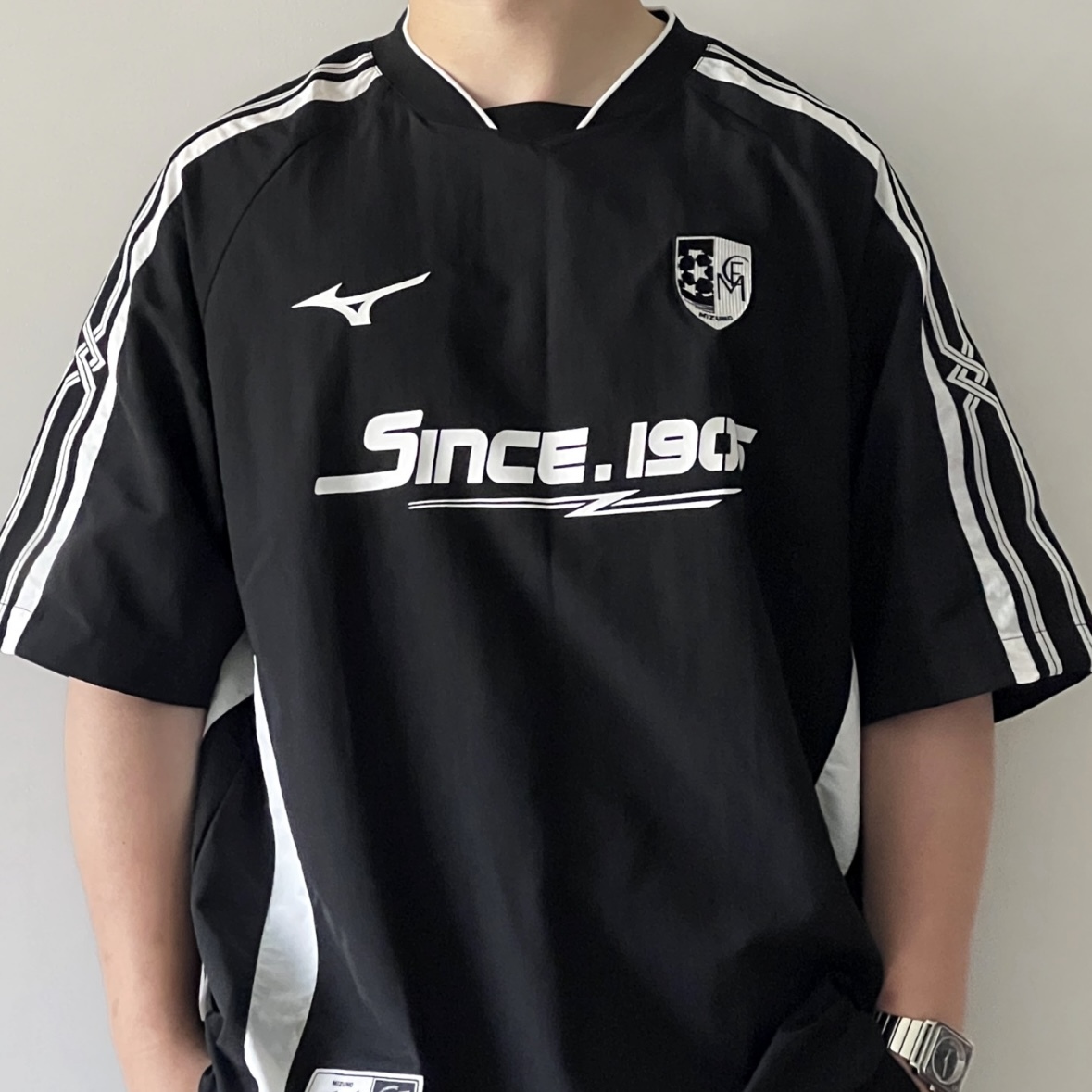 MIZUNO ESSENTIAL 美津濃 潮流 復古 寬鬆 運動 短袖 足球衣黑 K2CE43Y1/預購