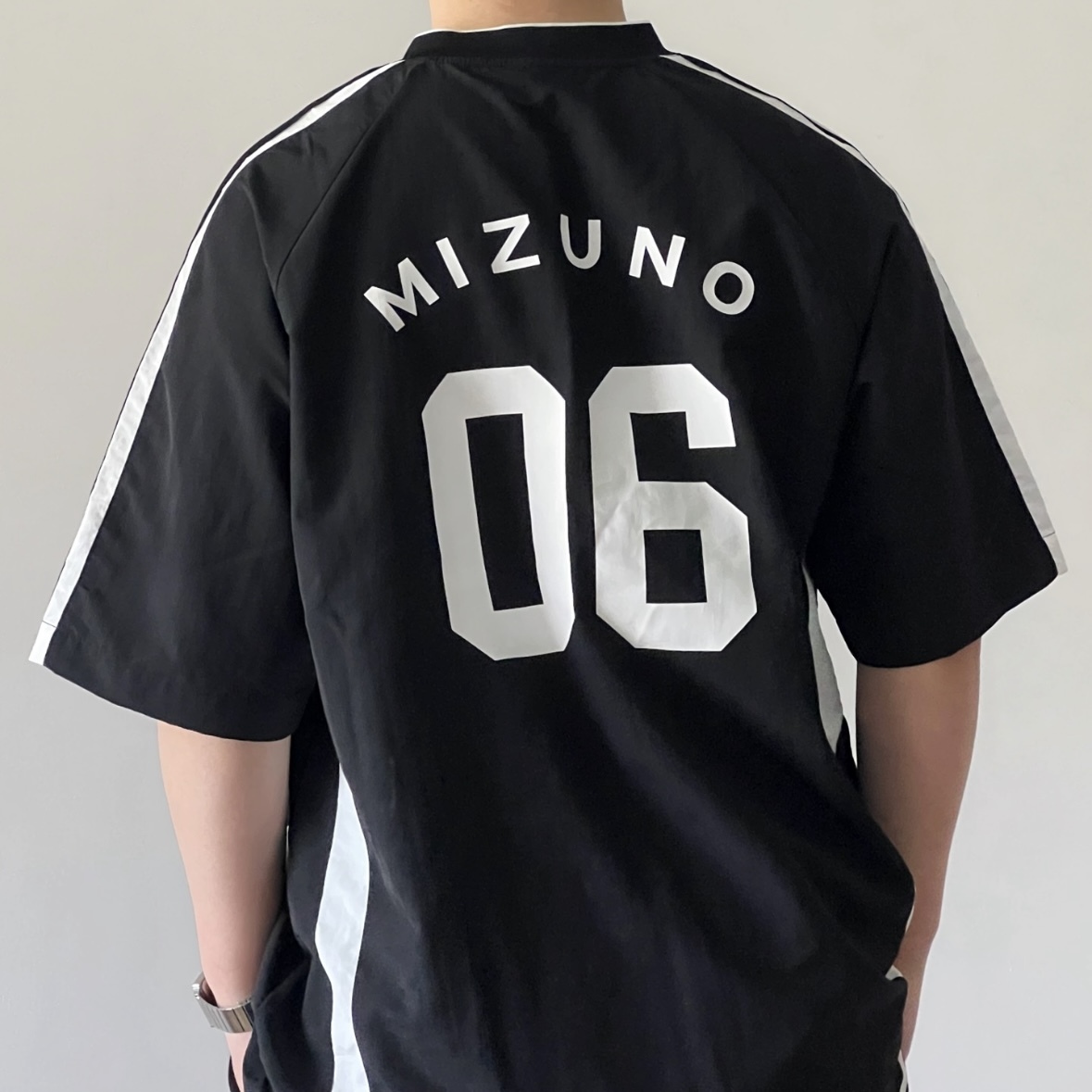 MIZUNO ESSENTIAL 美津濃 潮流 復古 寬鬆 運動 短袖 足球衣黑 K2CE43Y1/預購