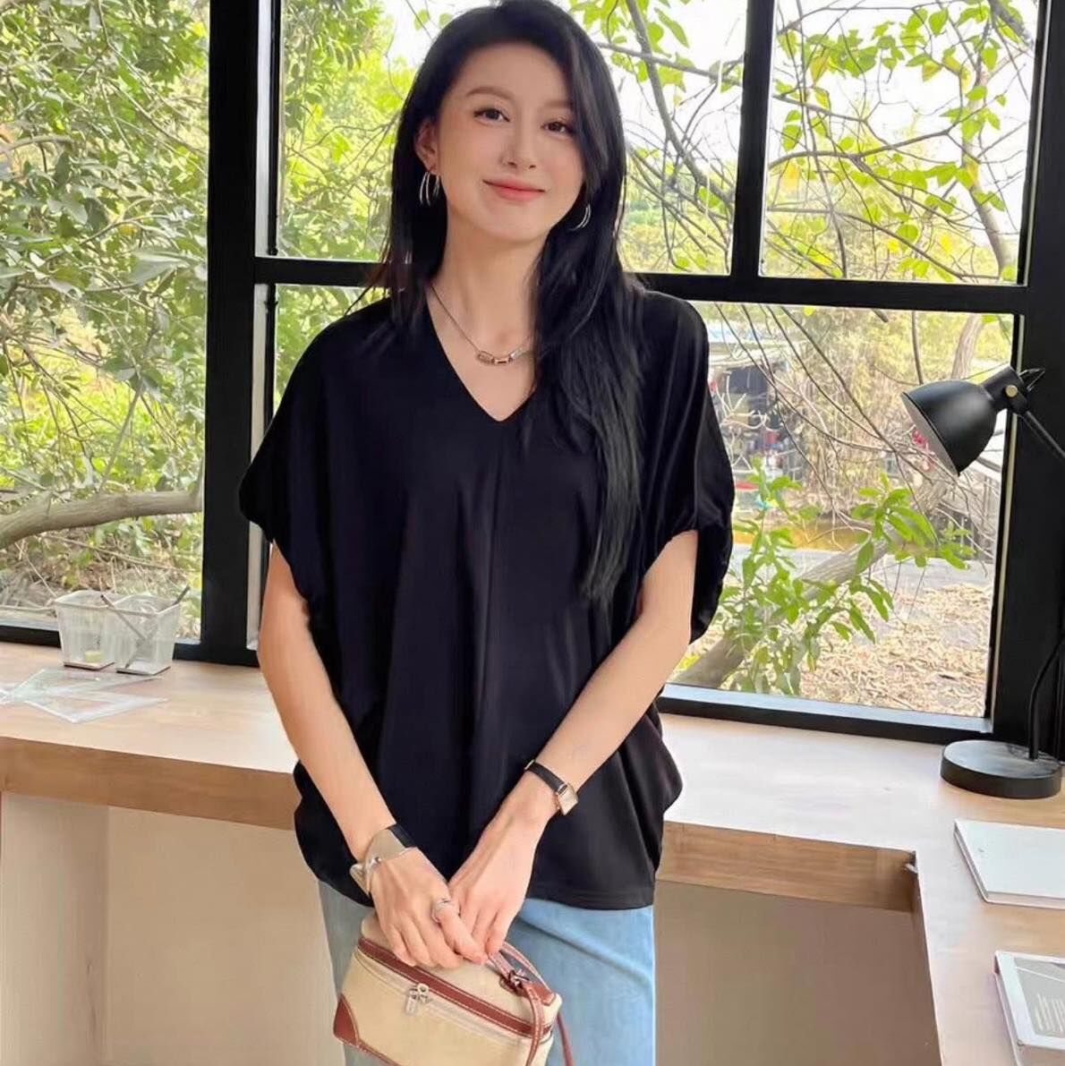 【簡約慵懶的V領飛鼠袖造型上衣】（現貨）