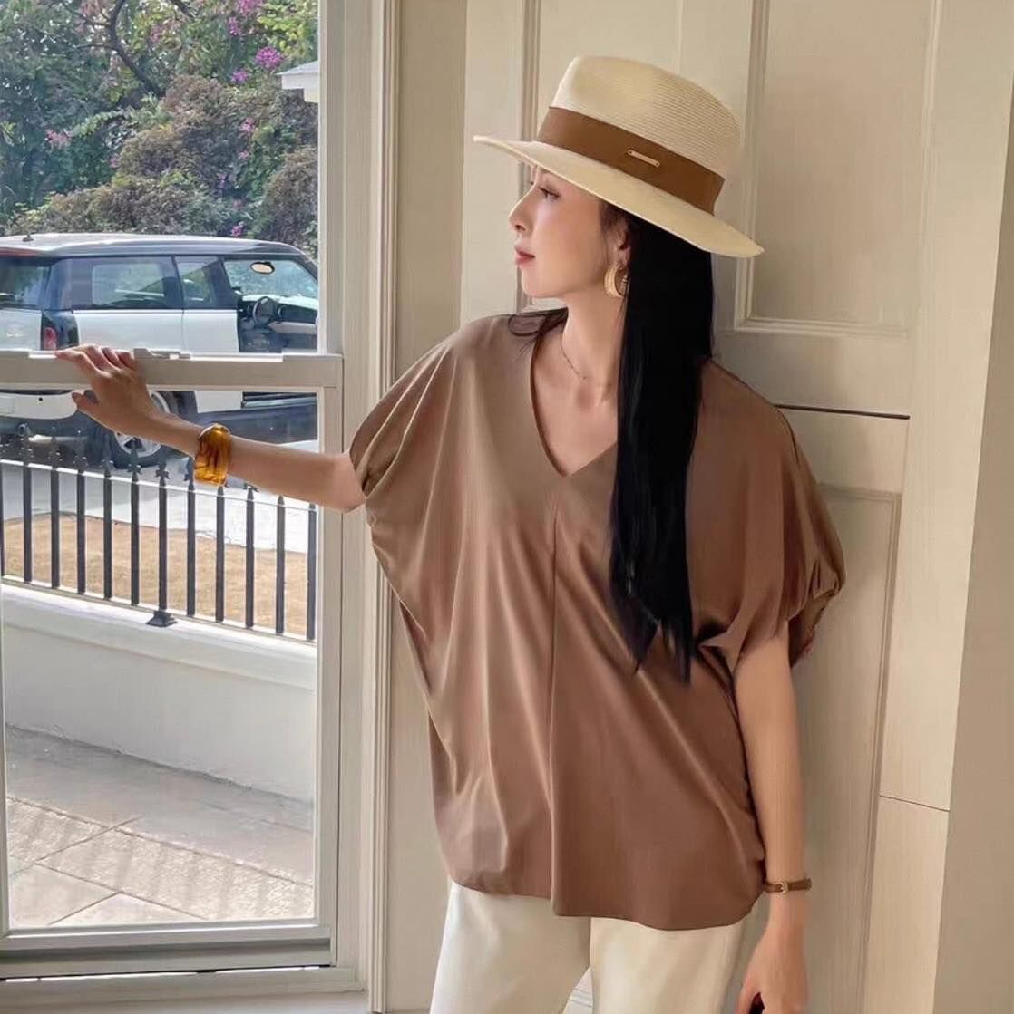 【簡約慵懶的V領飛鼠袖造型上衣】（現貨）