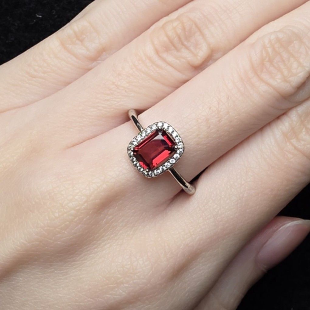 紅色石榴石戒指