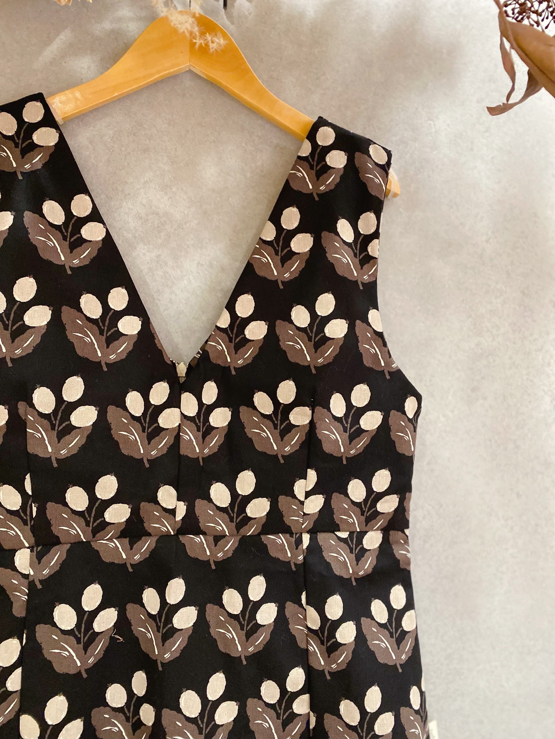 黑底卡其果實 媽咪紐結短洋裝