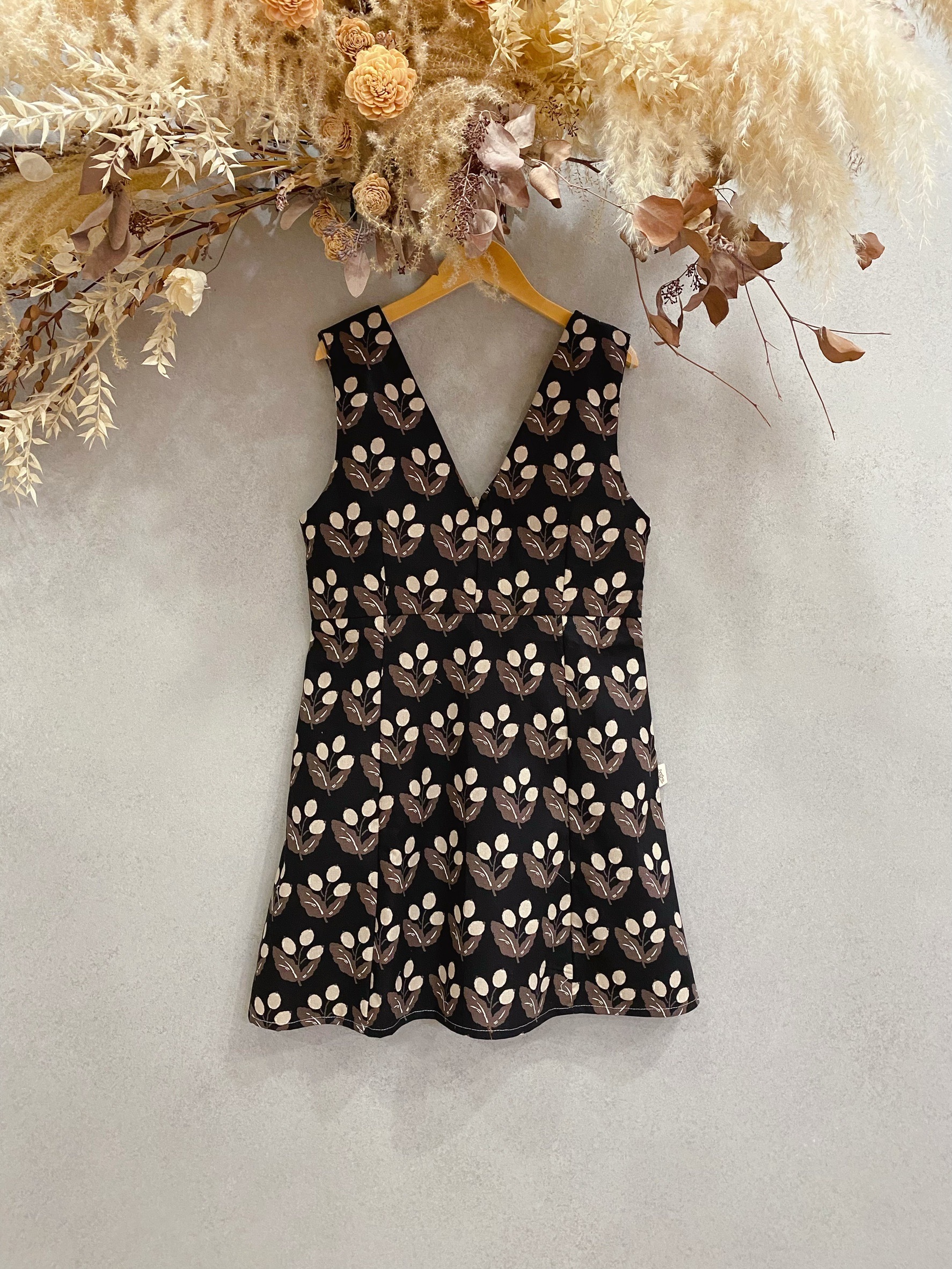 黑底卡其果實 媽咪紐結短洋裝