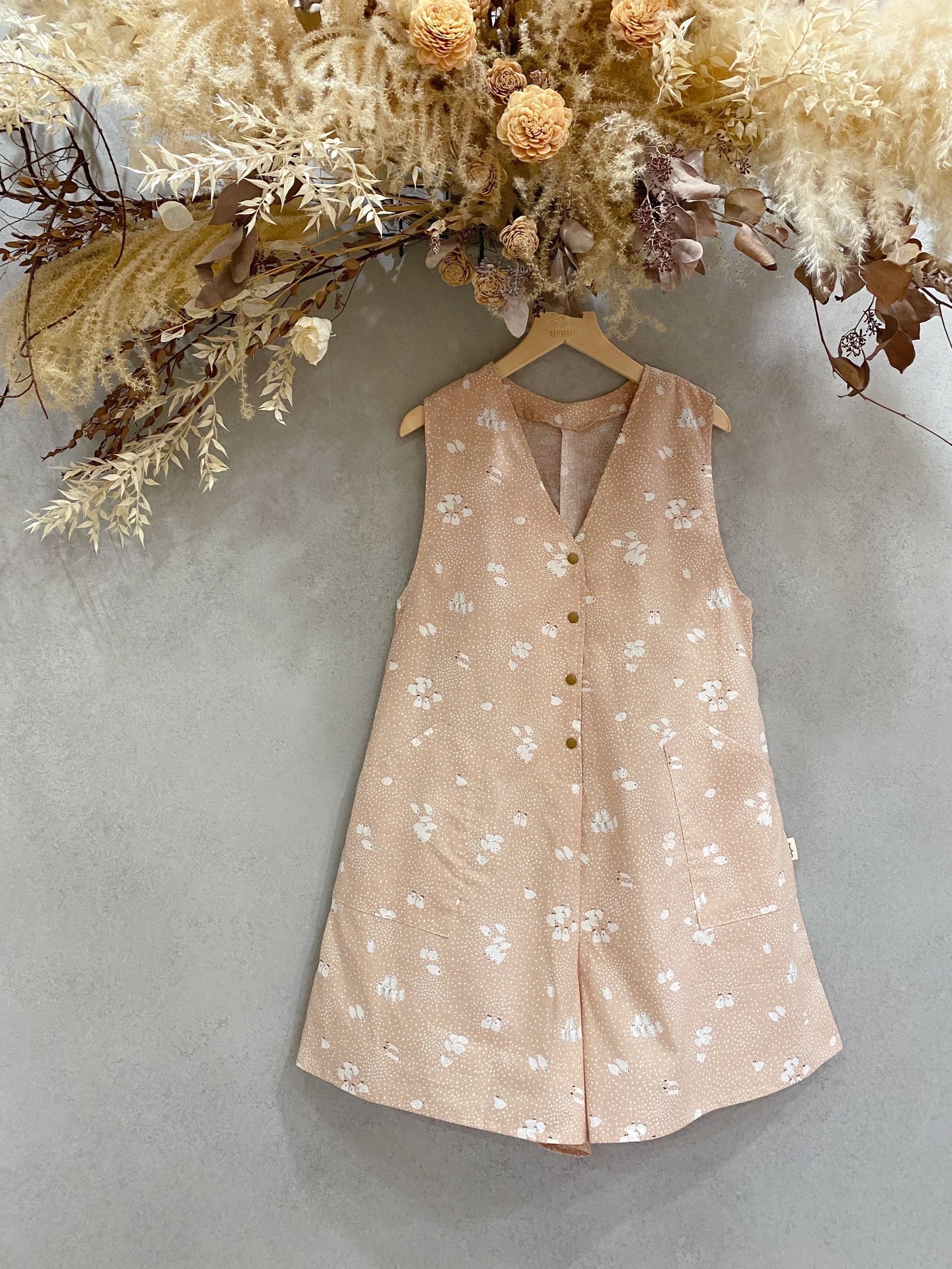 粉點海豹 媽咪背心排釦連身短褲