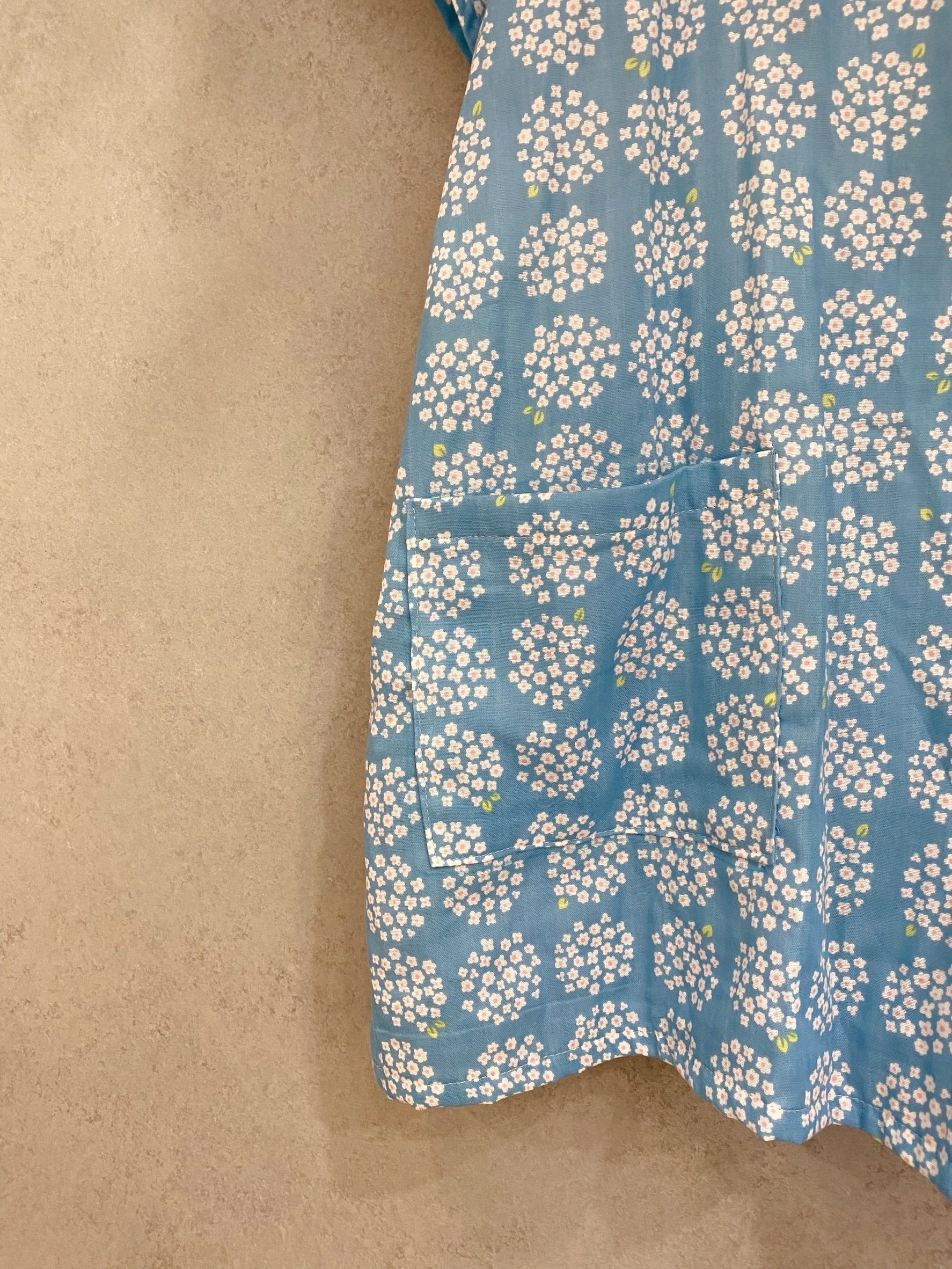 藍底白繡球花 媽咪口袋長上衣