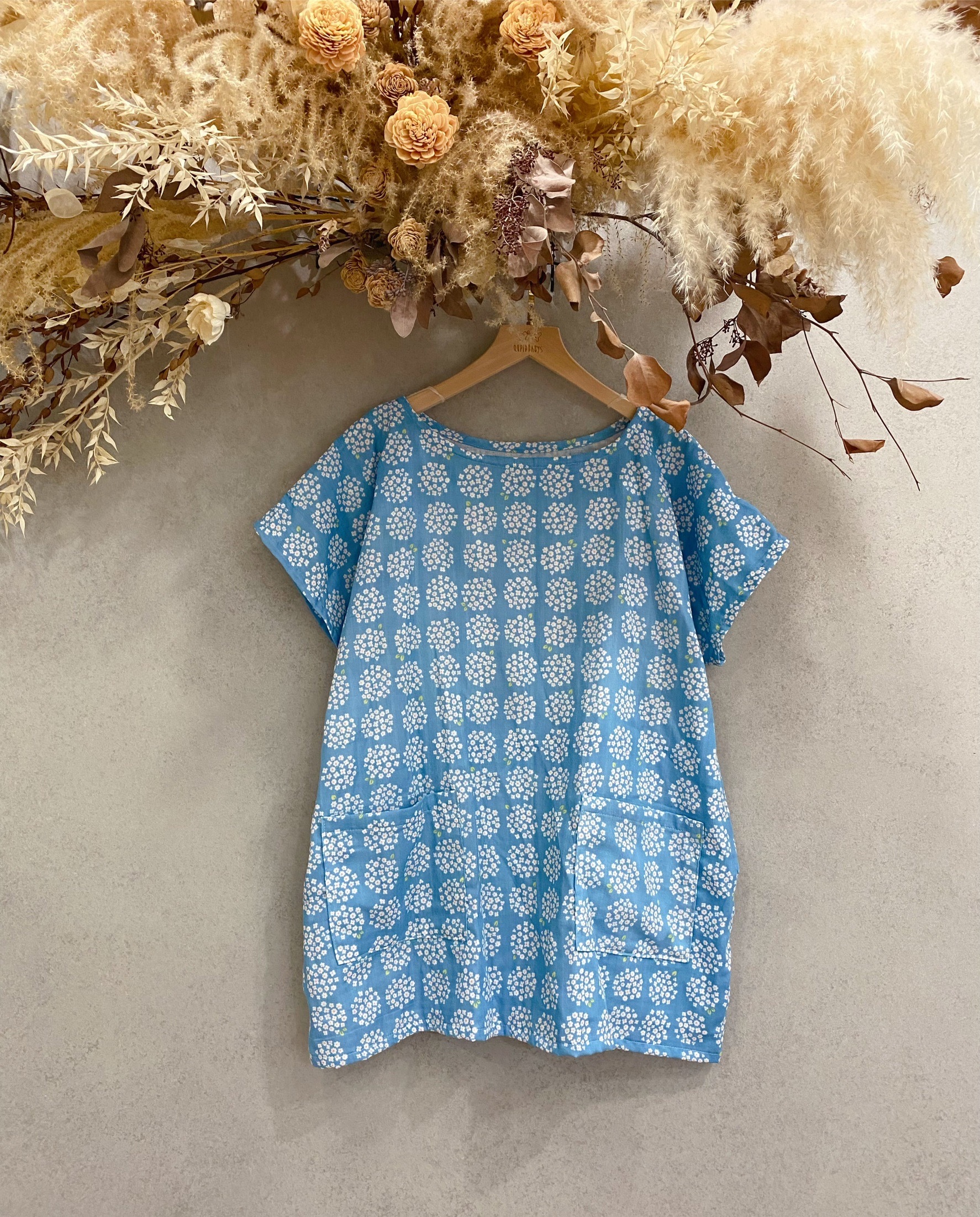 藍底白繡球花 媽咪口袋長上衣