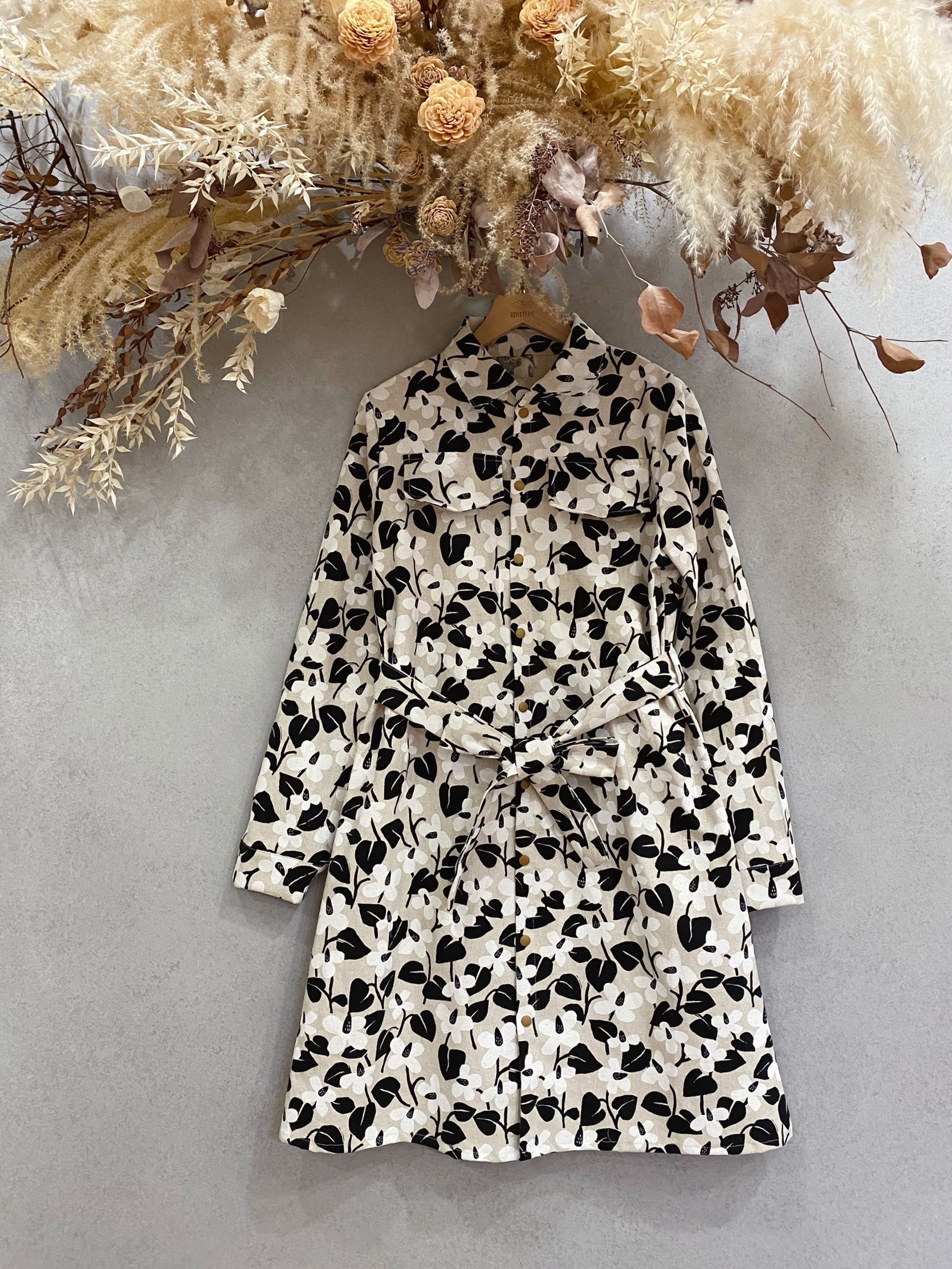 黑色桃心葉與小白花 媽咪腰帶襯衫洋裝