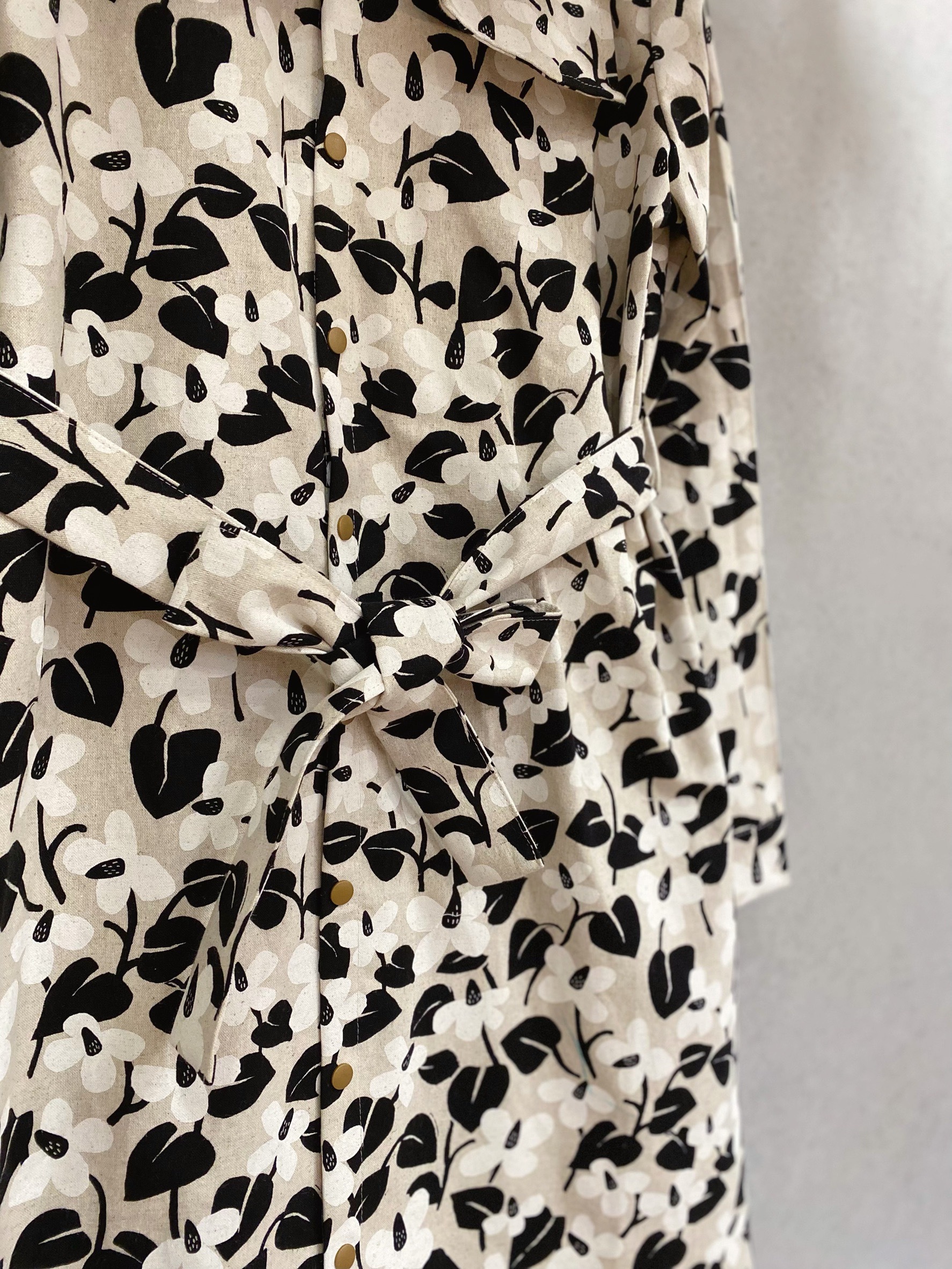 黑色桃心葉與小白花 媽咪腰帶襯衫洋裝