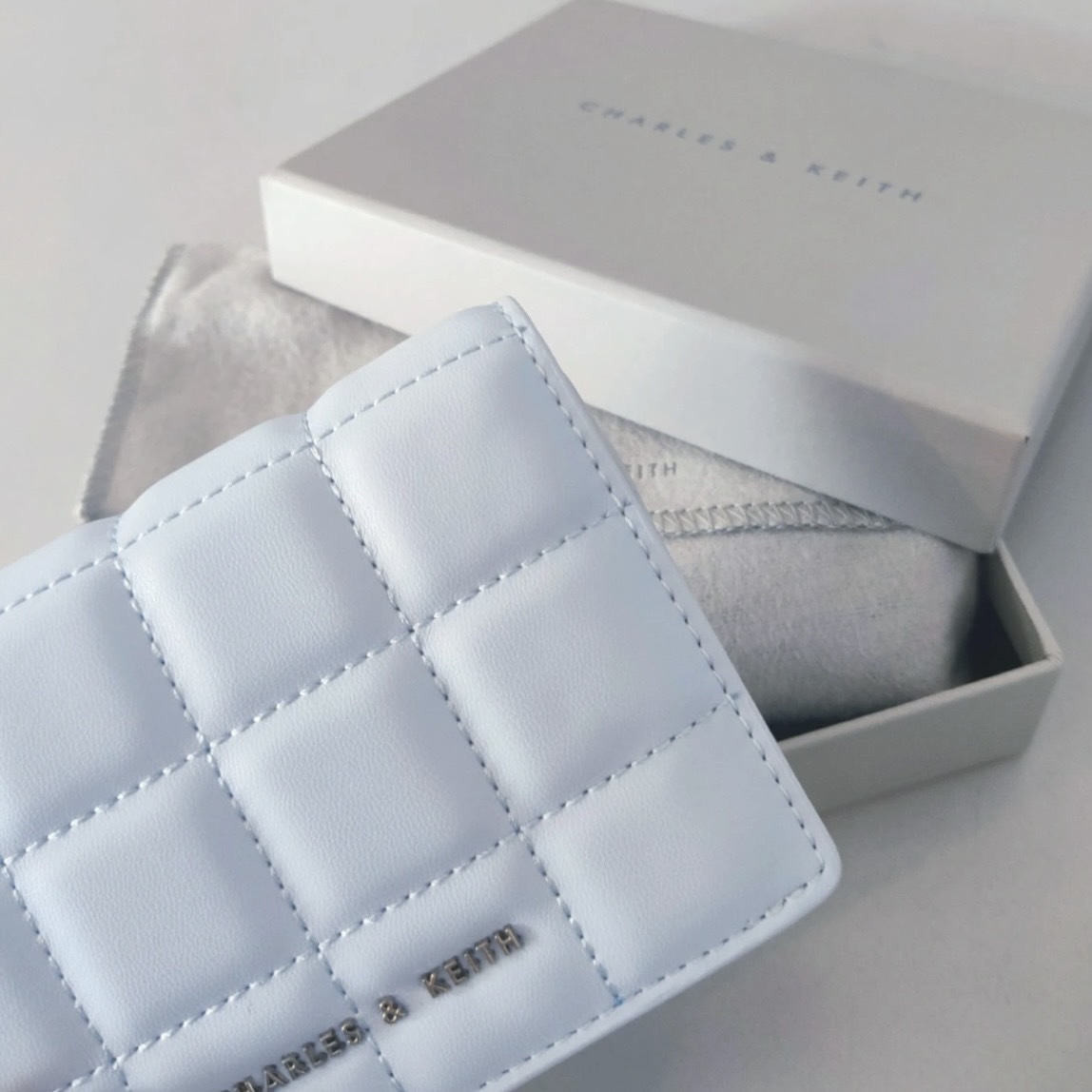 <美瘋了😍!!>Charles & Keith 小CK 方格 縫線 短夾 淺藍色