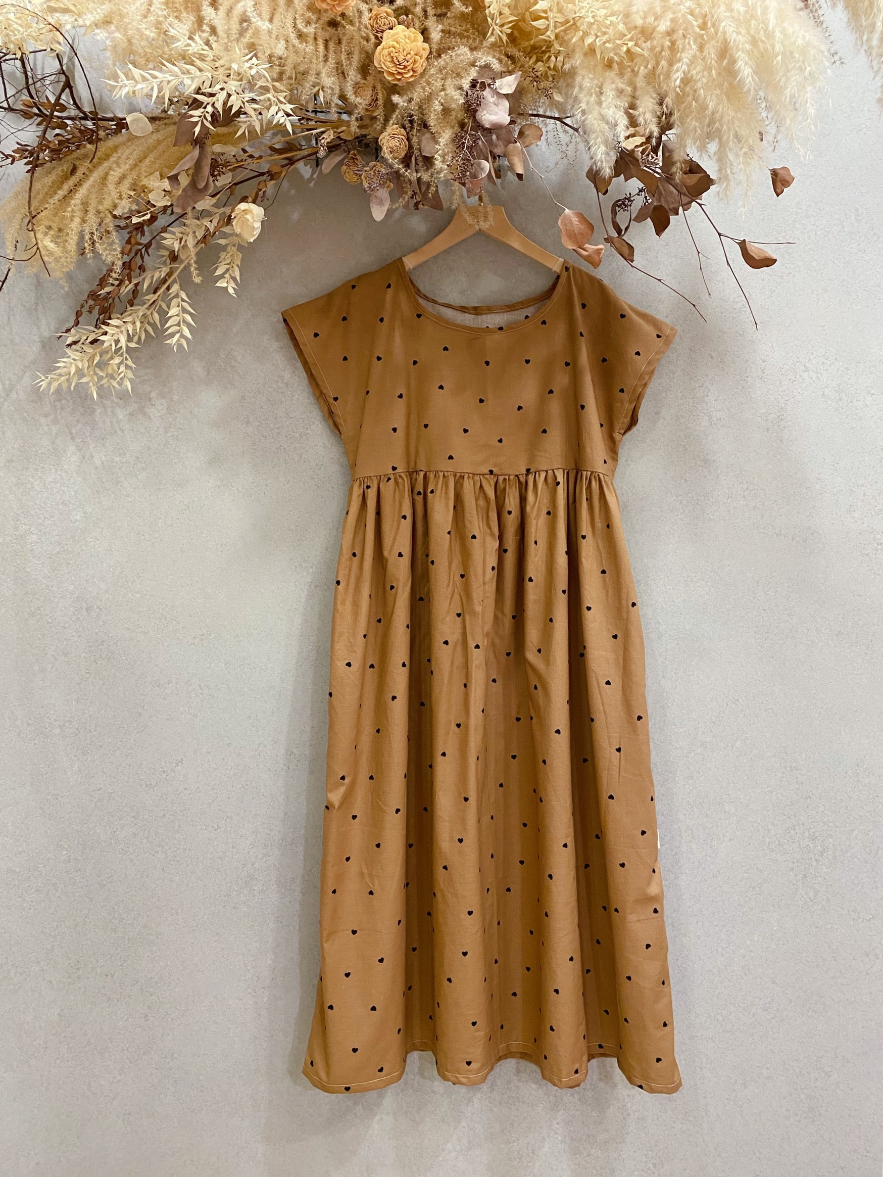 奶茶底黑色愛心 媽咪韓系高腰長洋裝(L)